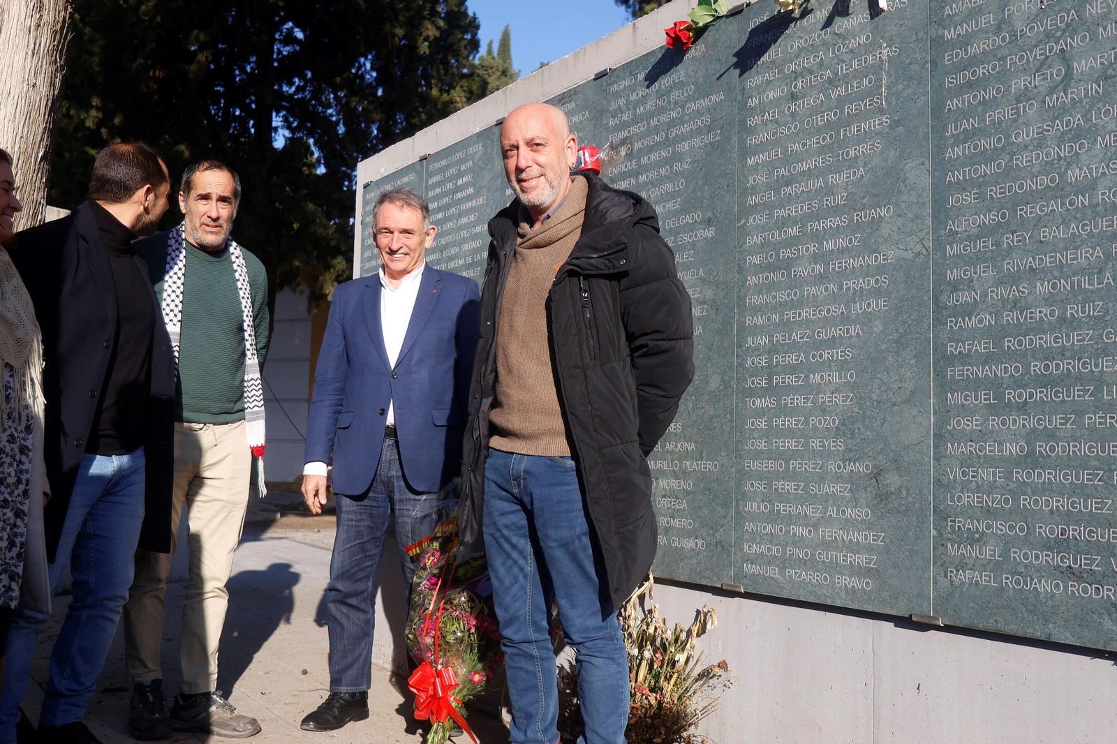 La ofrenda floral a las víctimas del franquismo con motivo del 50 aniversario del fin de la dictadura, en imágenes