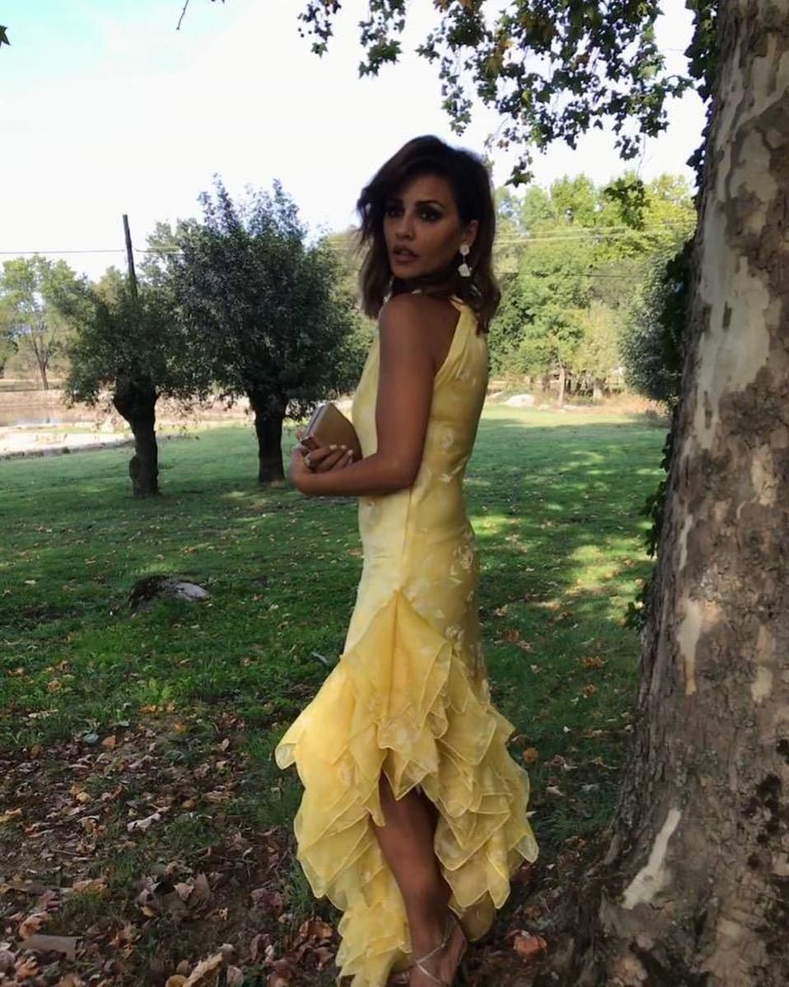 Mónica Cruz de amarillo con vestido de Emilio Salinas Atelier. Instagram. Los looks de invitadas de la Boda de Pelayo Día y Andy Mc Dougall