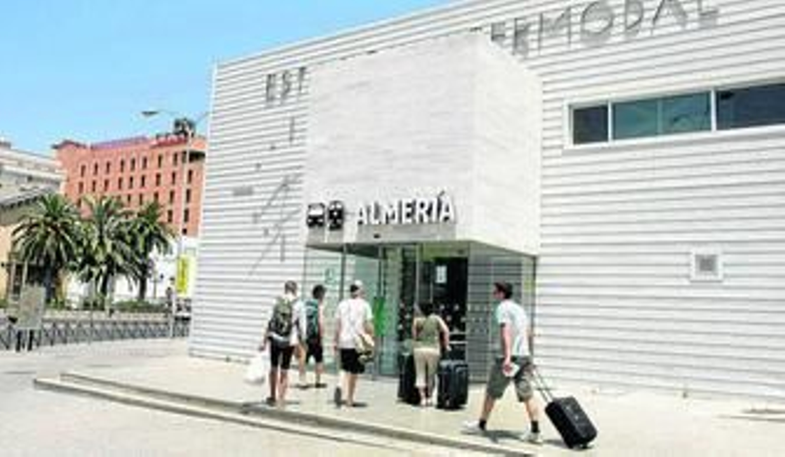 Puerta principal de acceso a la estación intermodal de Almería.