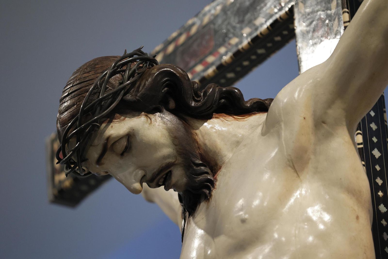 Imágenes de la presentación de la restauración del Cristo de la Misericordia de Granada.