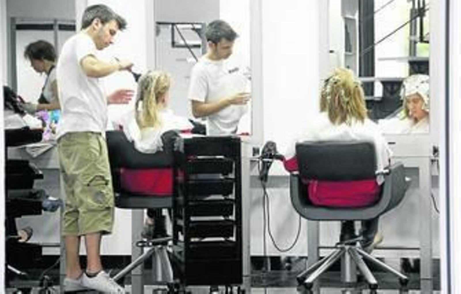 Además de pagar el IVA, los peluqueros deben pagar autónomos, locales, productos, luz, agua...