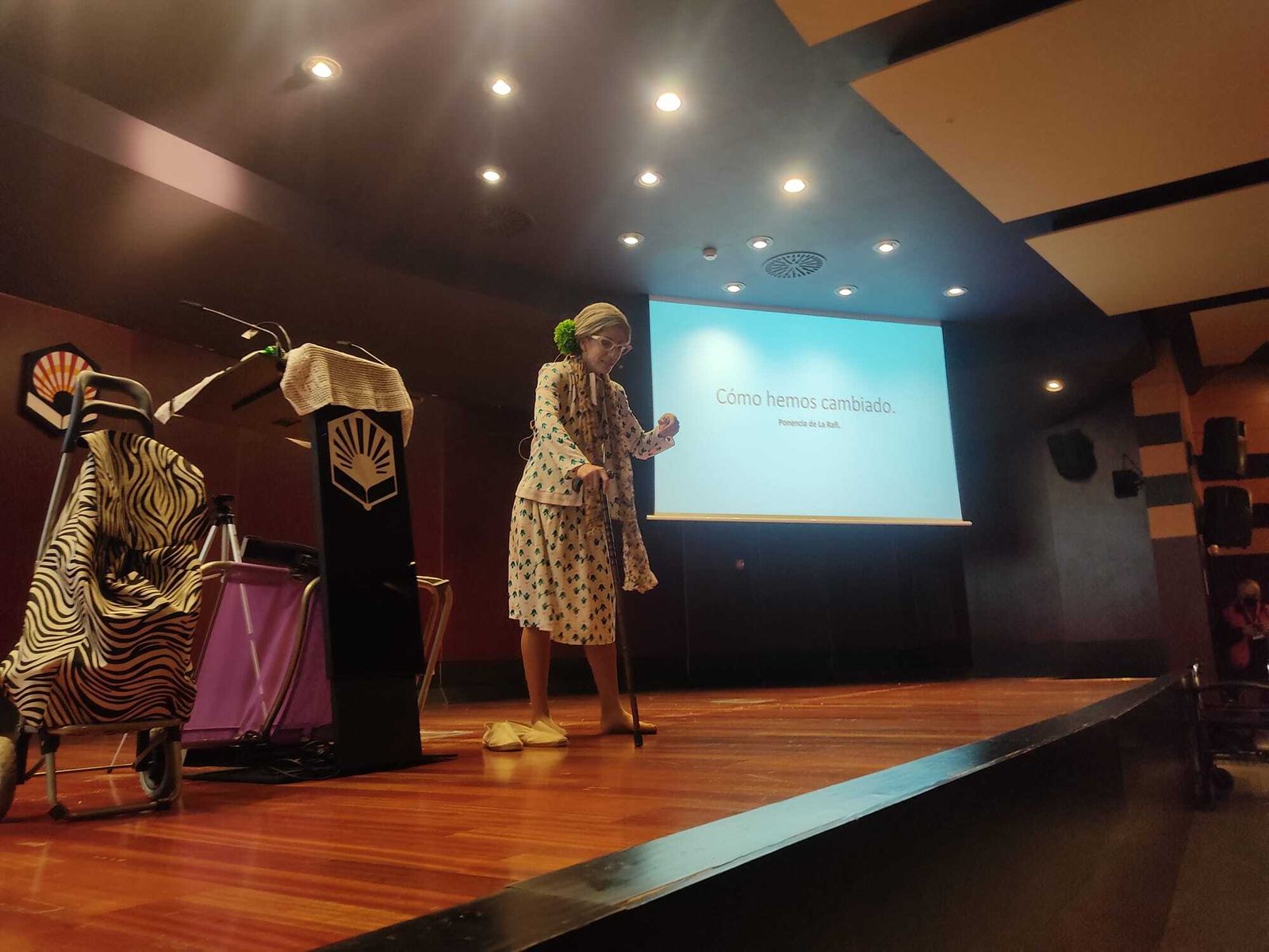 La actriz, Elia Sánchez, en el papel de La Rafi en 'Cuéntame cómo hemos cambiado' del programa para mayores de Cruz Roja en Córdoba.