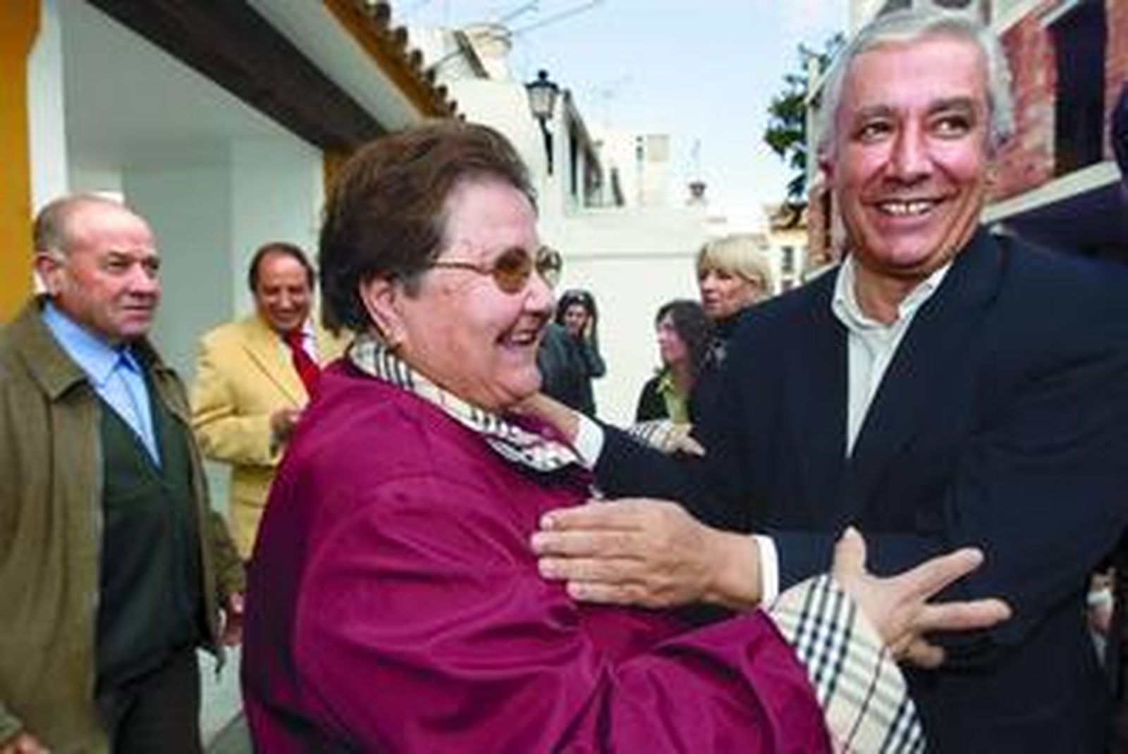 Javier Arenas, ayer con una vecina de Olvera.