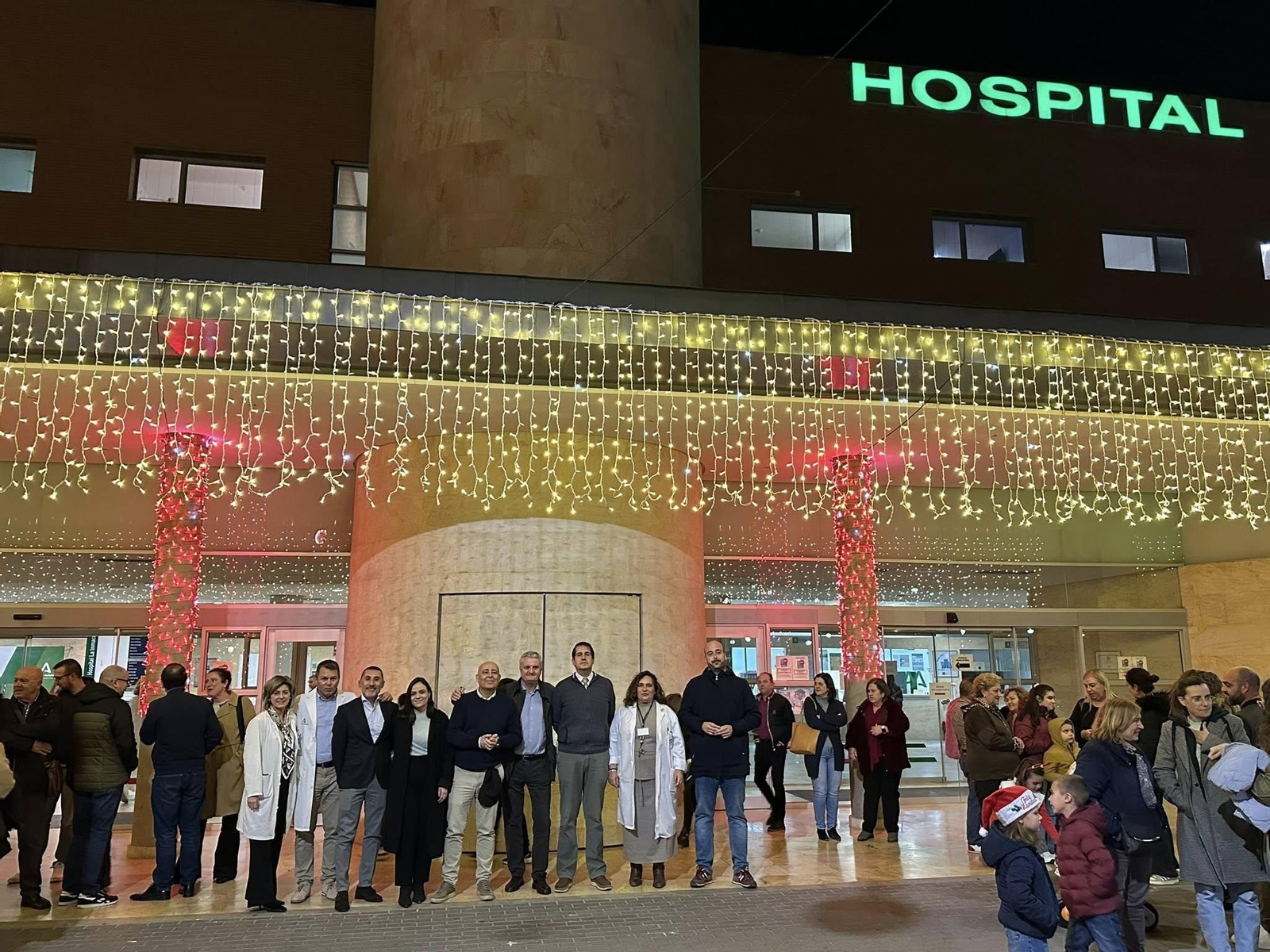 Durante la jornada se inauguró el alumbrado navideño del centro sanitario.