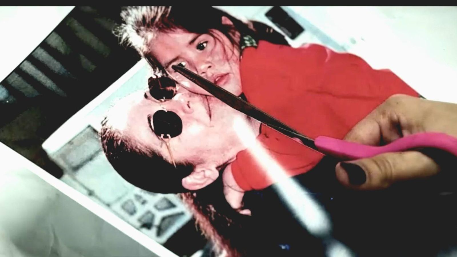 El recorte de una foto infantil de Isa Pantoja y su madre, en la promo de 'De viernes' El recorte de una foto infantil de Isa Pantoja y su madre, en la promo de 'De viernes'