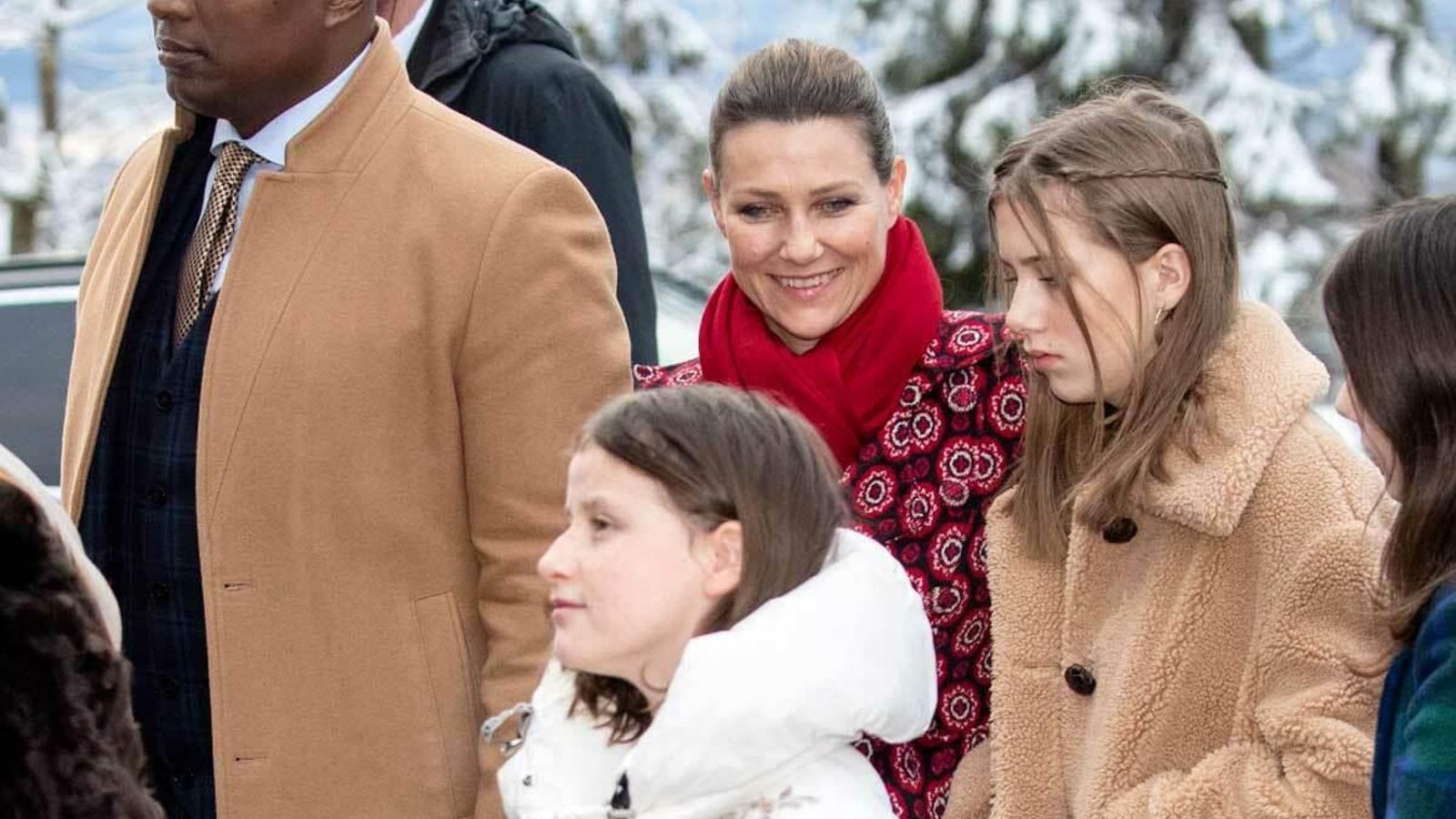 Marta Luisa, con su novio chamán y sus tres hijas, en el oficio religioso el día de Navidad.