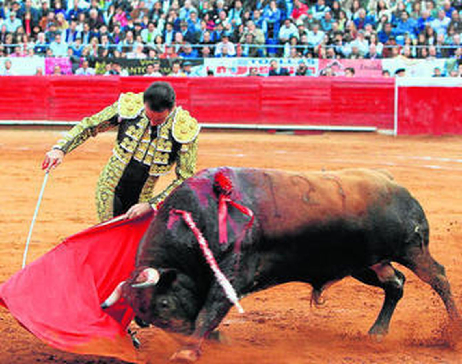 Enrique Ponce, en un muletazo al toro que cortó dos orejas en la Monumental de México.