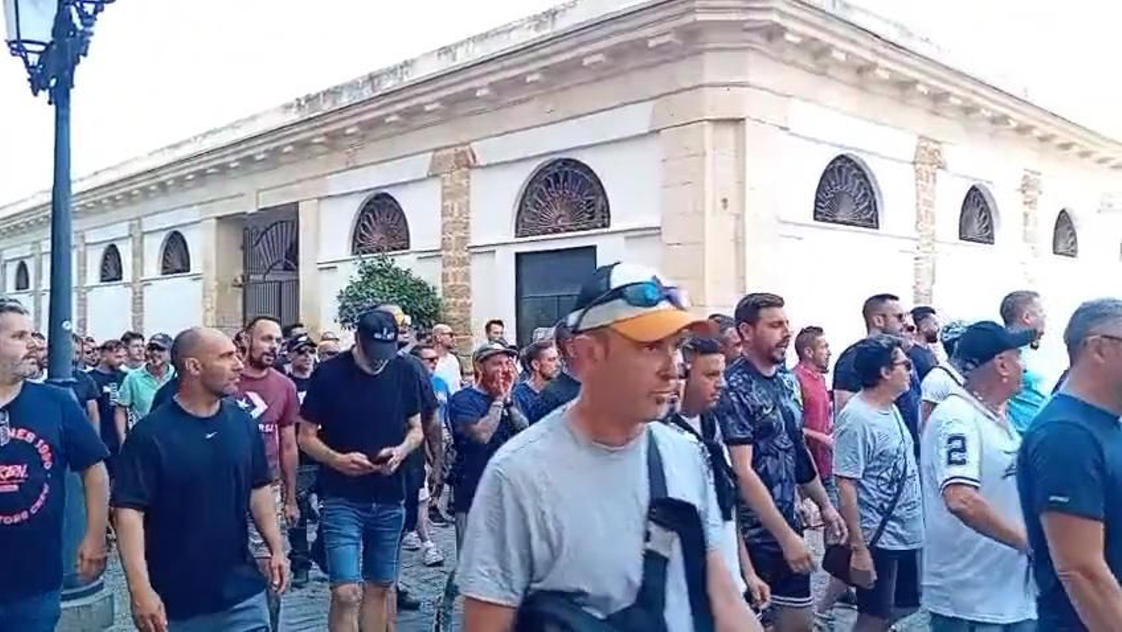 Los trabajadores del metal trasladan sus protestas con una marcha por el centro de Cádiz