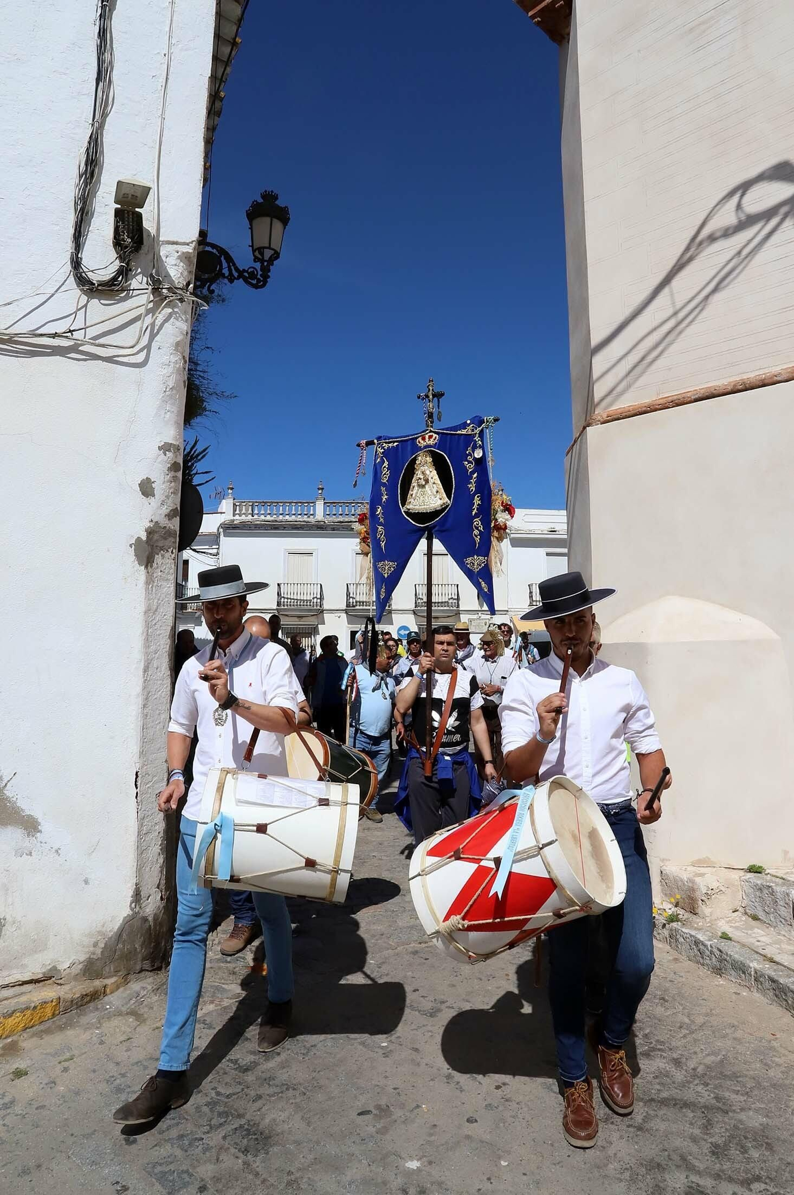 Imágenes de los presos de la cárcel de Huelva en su camino hacia El Rocío