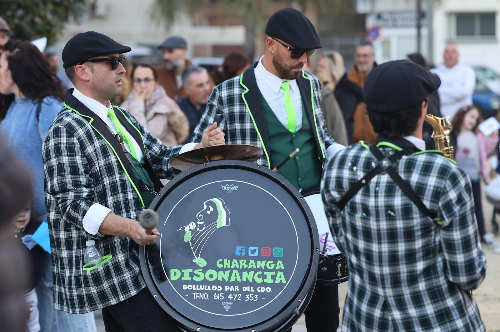Imágenes del paje Real de SSMM los Reyes Magos recogiendo las cartas de los niños y niñas de Huelva en la plaza Houston