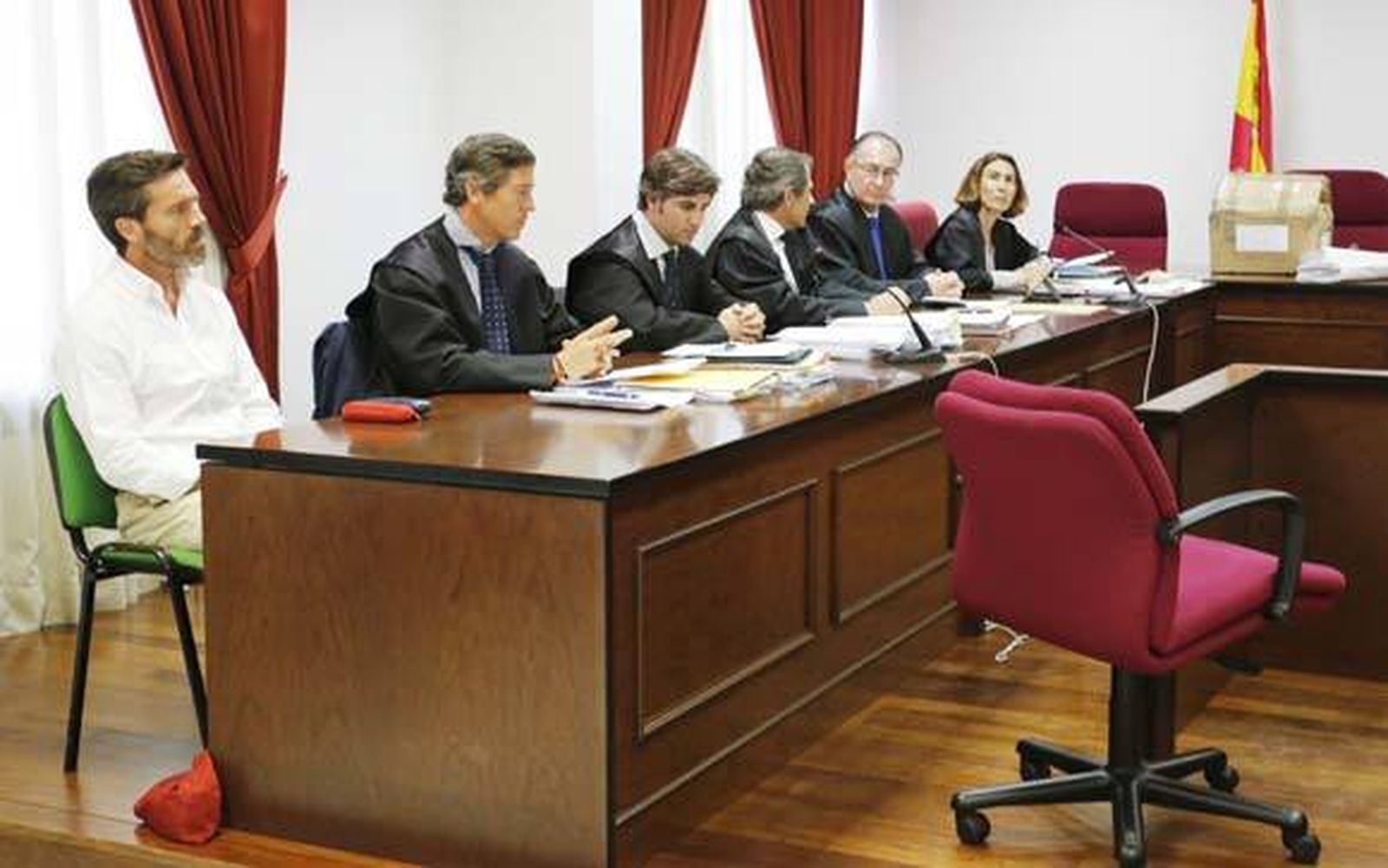 El acusado, sentado junto a su abogado y las cuatro acusaciones personadas en el juicio por la muerte de Raquel Barrera./Pascual
