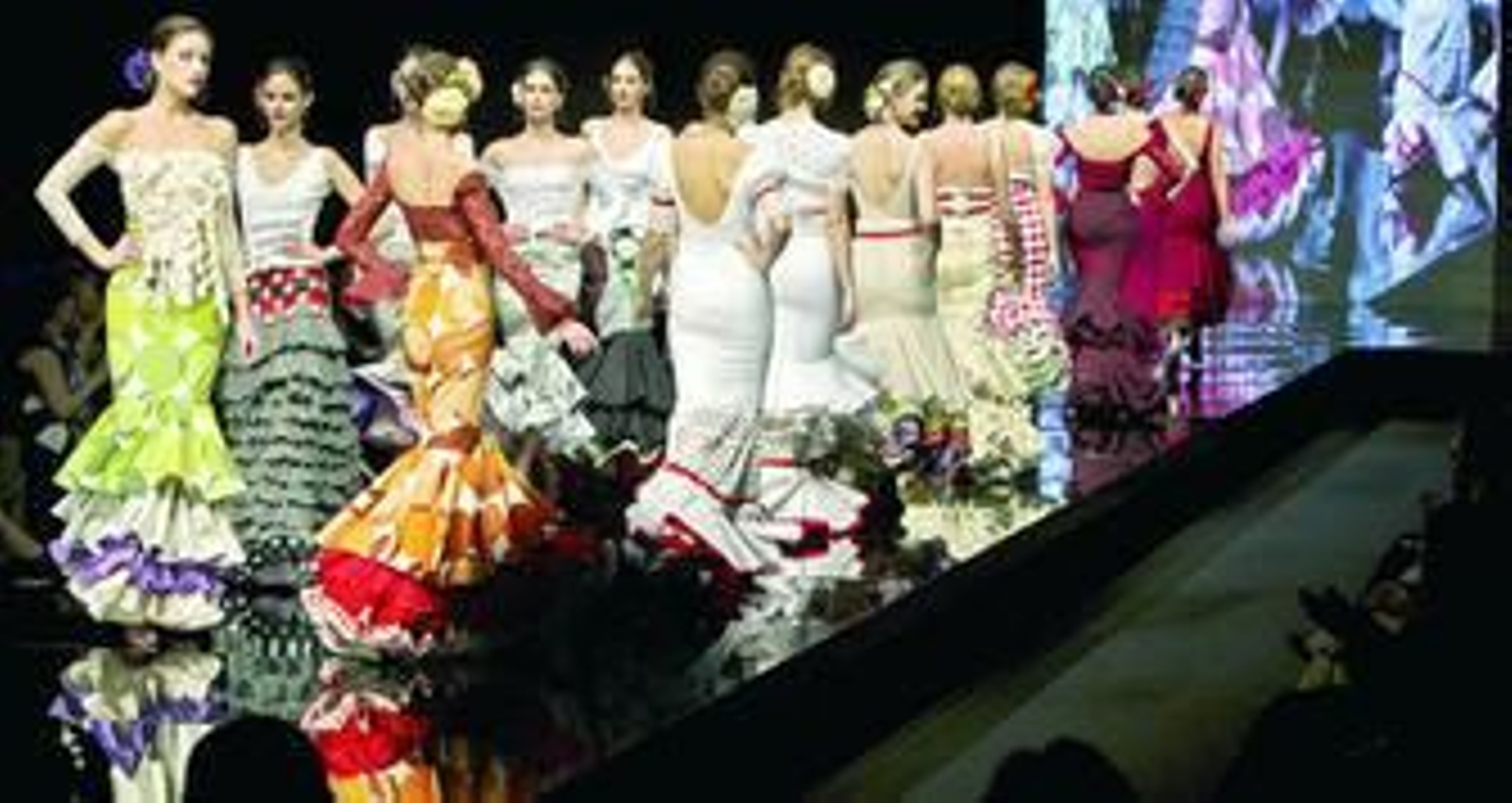 1. Las modelos durante el paseillo final del desfile de la firma cordobesa De'repente Lola,  2. Una modelo luce uno de los trajes de flamenca tradicionales, de color burdeos.  3. La diseñadora cordobesa agradece al público los aplausos y los elogios a su colección.