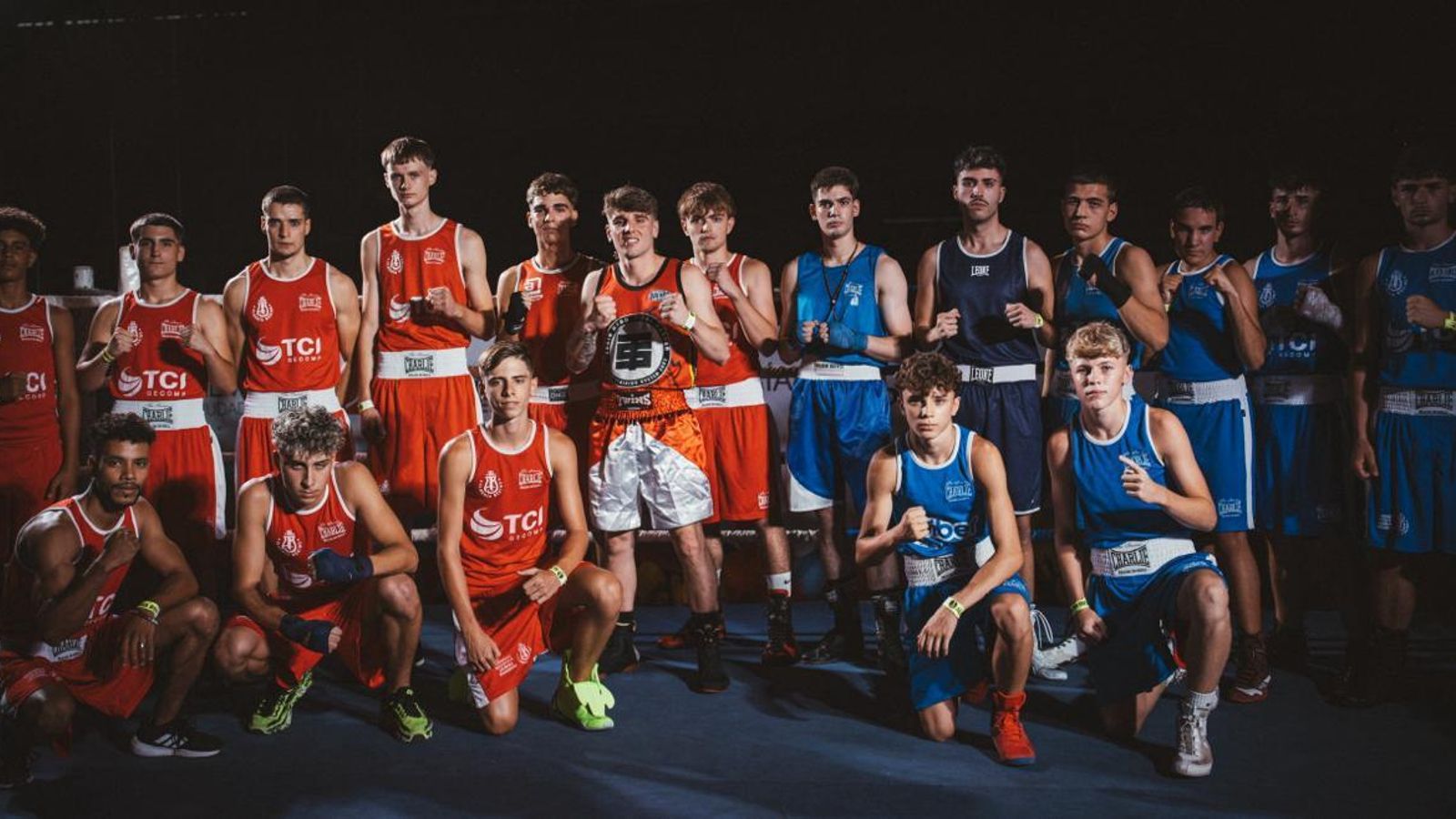 Los distintos boxeadores participantes posan antes del comienzo de la competición.