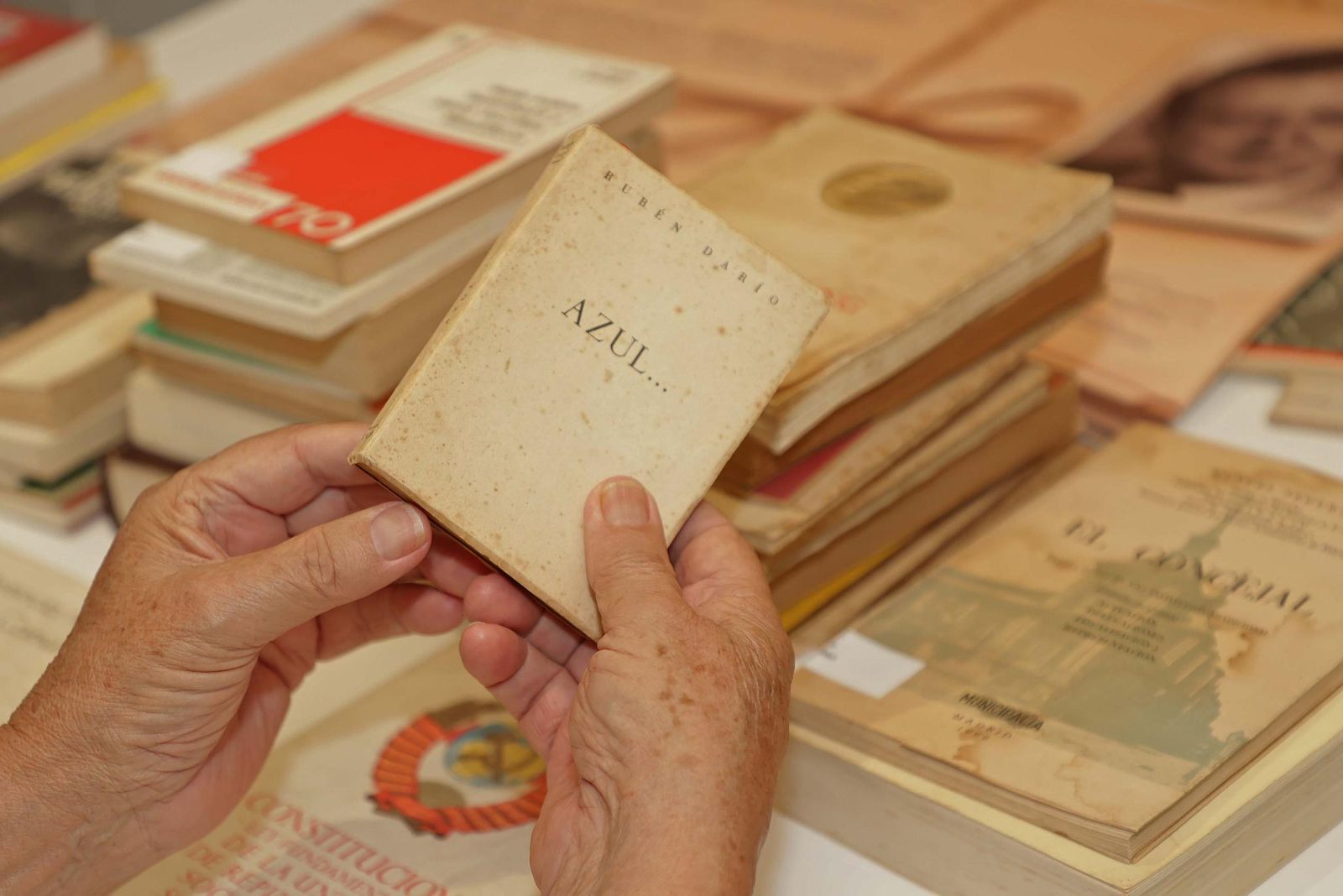Donanción de la biblioteca y el fondo domucomental de Paco Esteban a la UCA, en imágenes