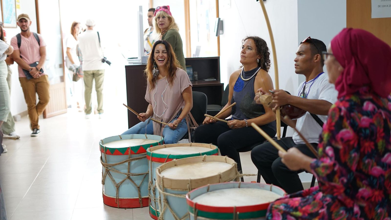Fotos de la exposición 'Huellas de ida y vuelta' de Márgenes y Vínculos en Tarifa