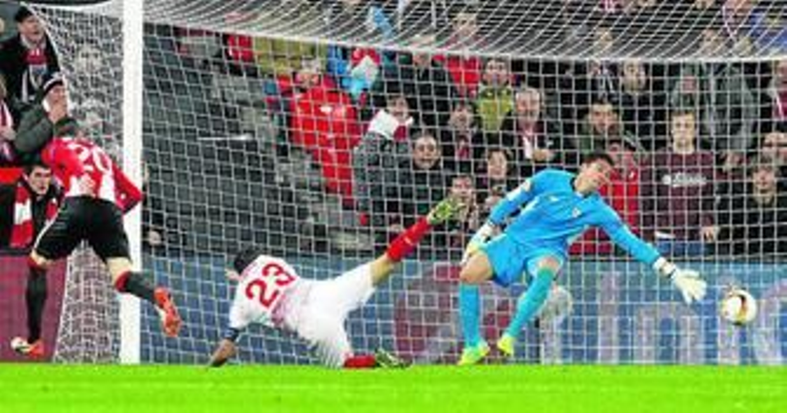 Aduriz acaba de cabecear para bagtir a David Soria en el gol que abría el marcador en San Mamés.