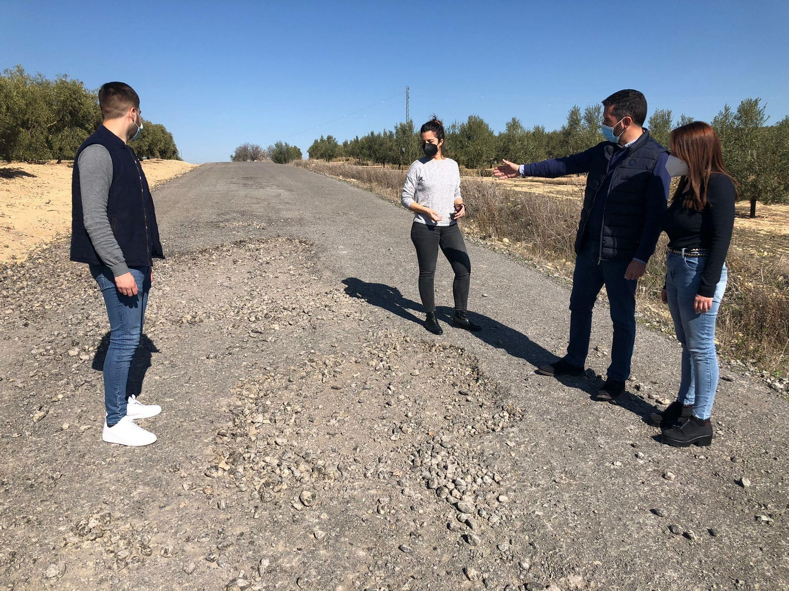 Francisco Calderón durante una visita a un camino deteriorado en Cartaojal.