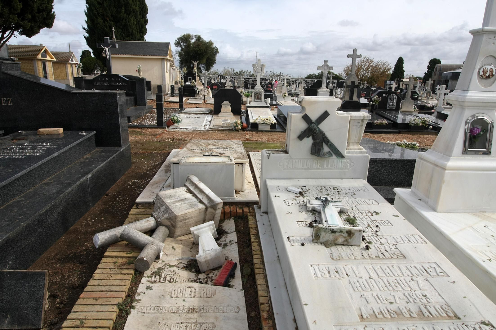 Imágenes del ambiente en el cementerio La Soledad, Huelva