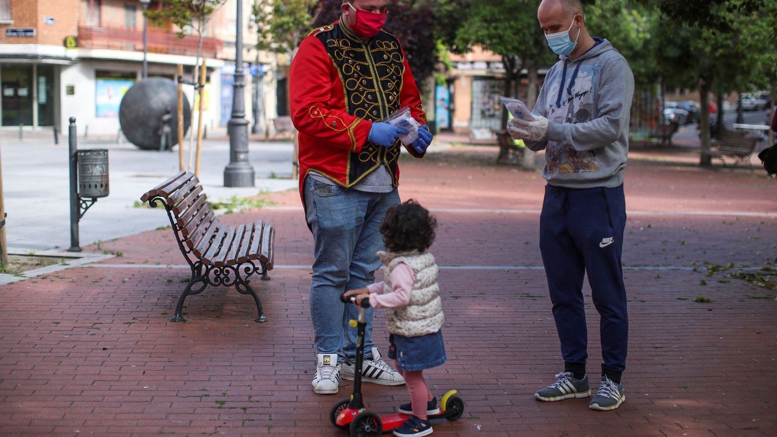 Circos Reunidos repartiendo mas carillas entre los niños.