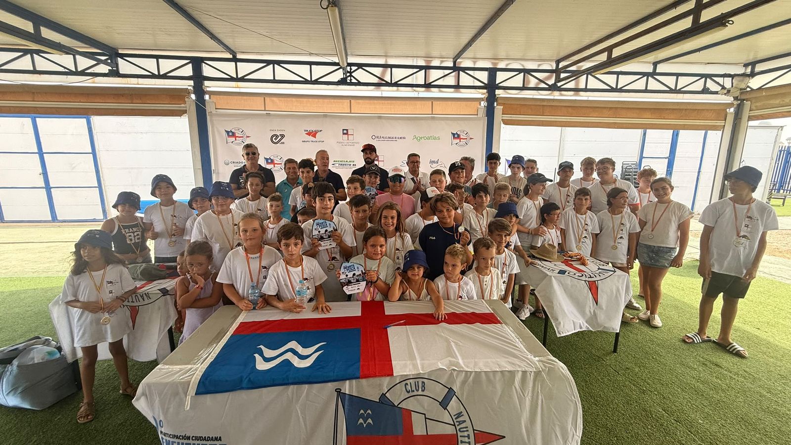 Un grupo de componentes del club almeriense con sus respectivos obsequios al término de una competición de pesca infantil.