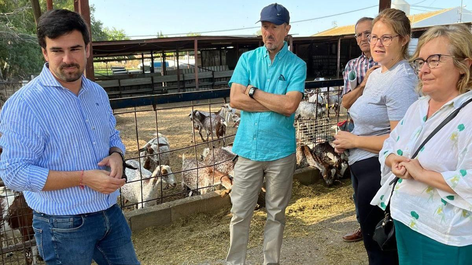 Francisco Moreno, en su visita a la ganadería. Francisco Moreno, en su visita a la ganadería.