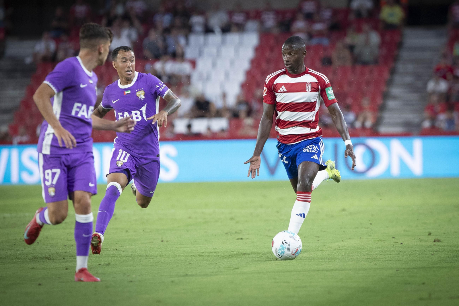 Diallo sube con el balón en un partido jugado por el Granada como local esta temporada