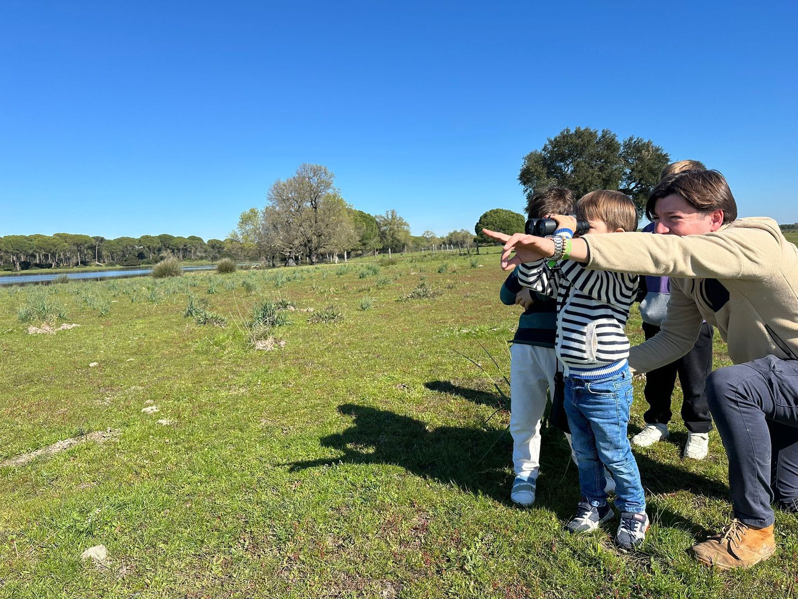 La peña Sevillistas en Xerez regala ilusión en El Rocío a niños del Hospital de Jerez