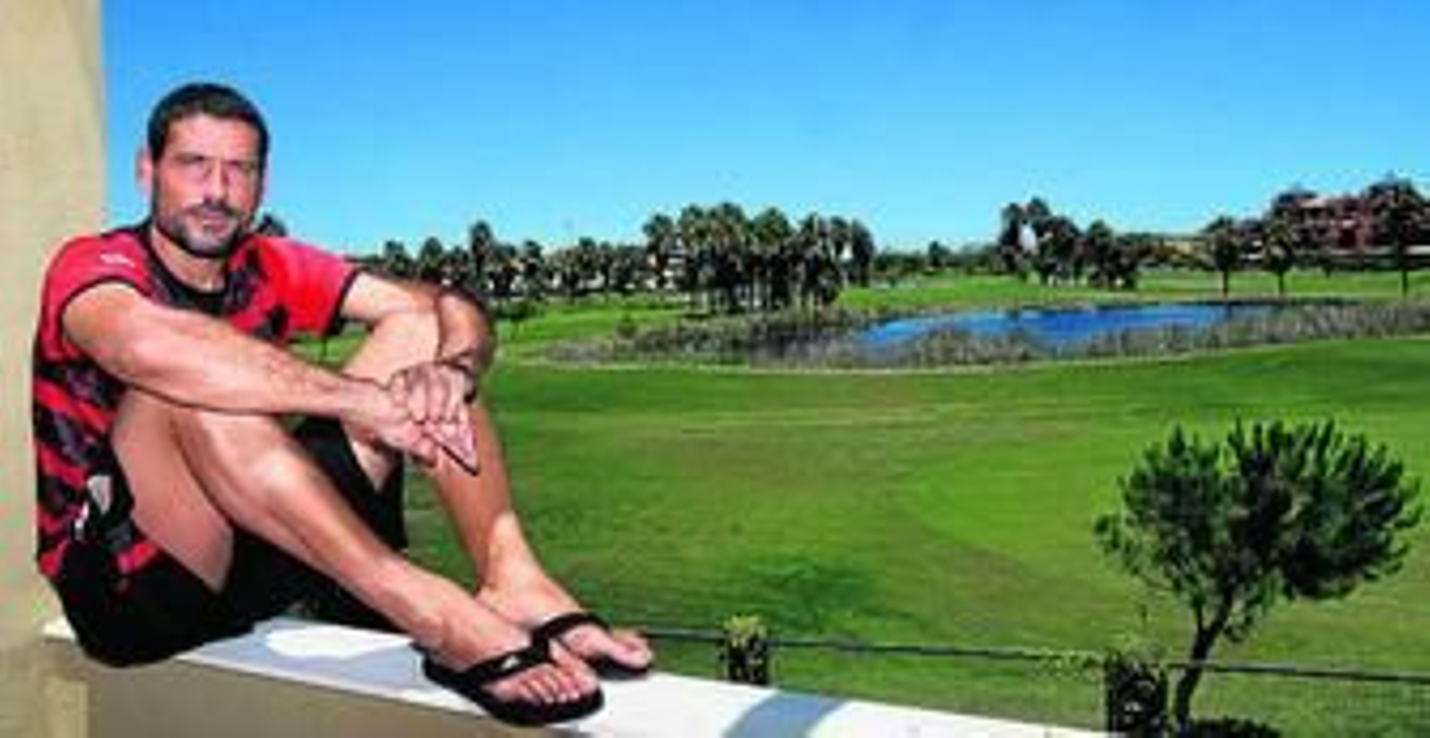 Palop posa en un terraza del hotel de concentración en Costa Ballena.