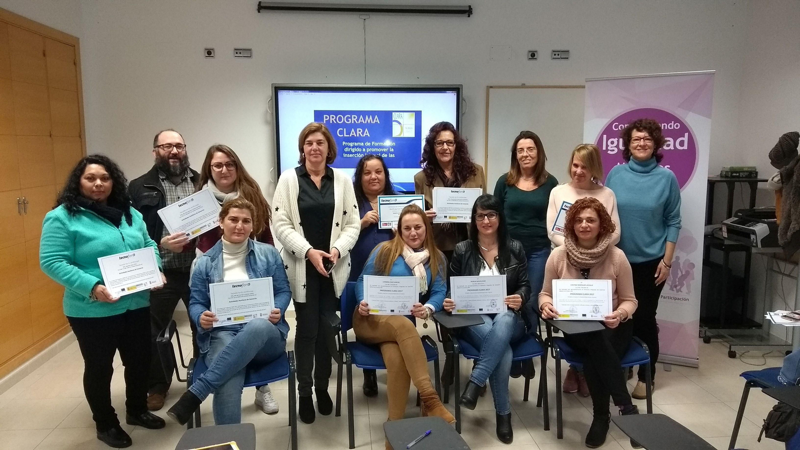 Las participantes de la acción formativa muestran sus diplomas.