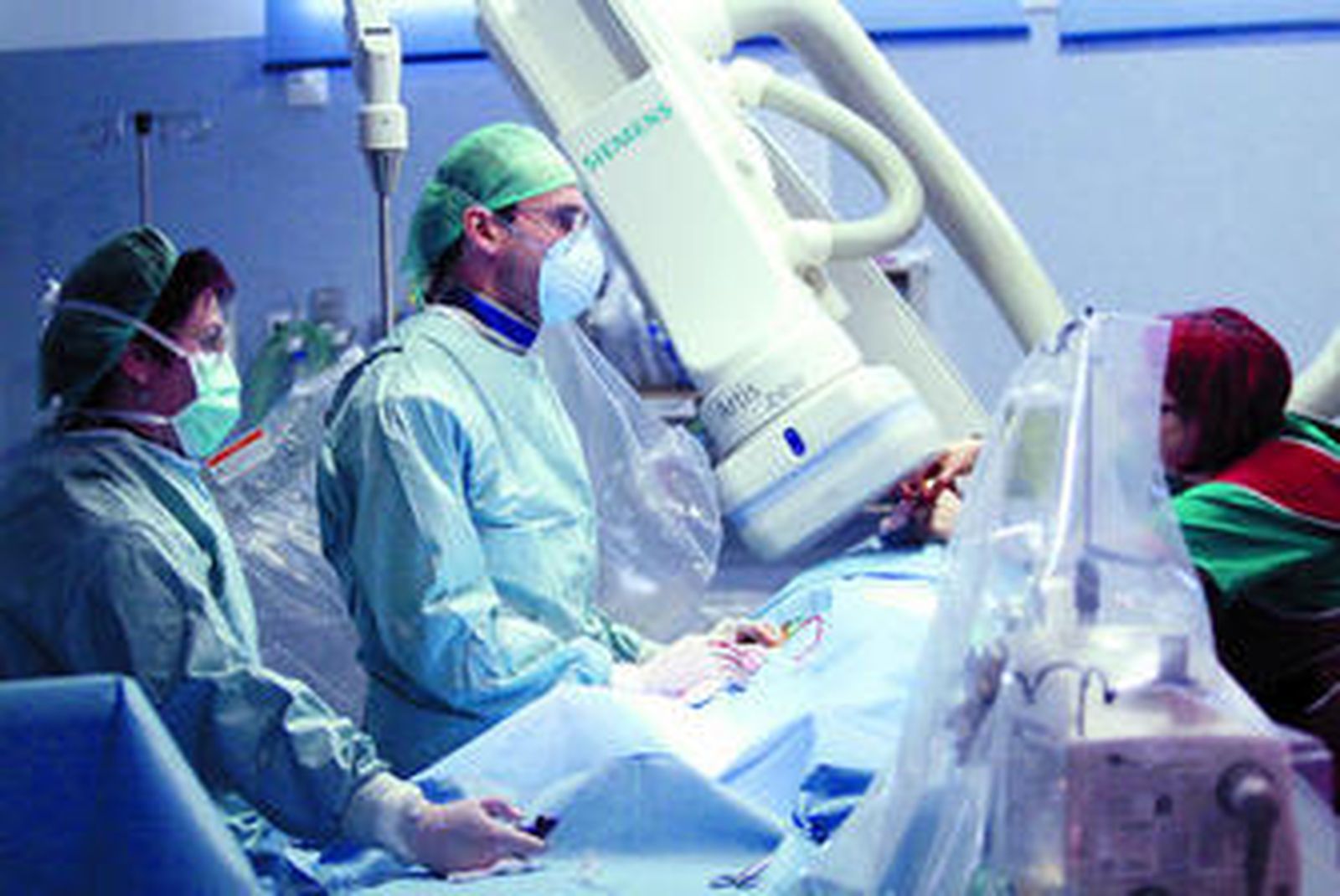 Profesionales de Hemodinámica del Clínico durante una intervención a un paciente, ayer.