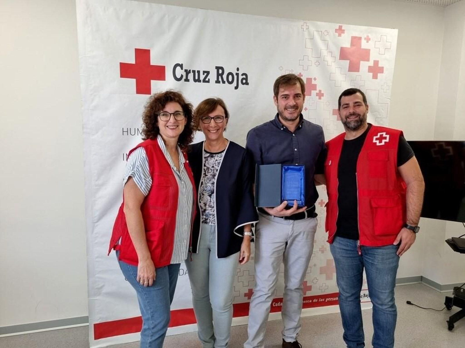 El 'chef del sherry' en la sede de Cruz Roja Jerez con la placa en reconocimiento a su implicación social de Hacedores Cádiz.