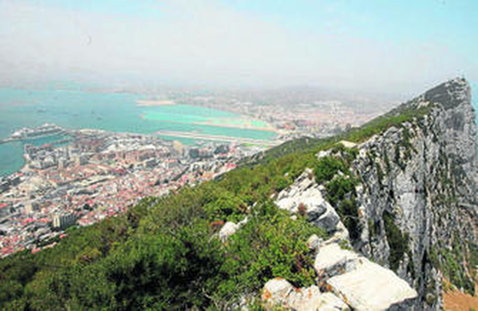 Imagen de la colonia británica tomada desde el Peñón.