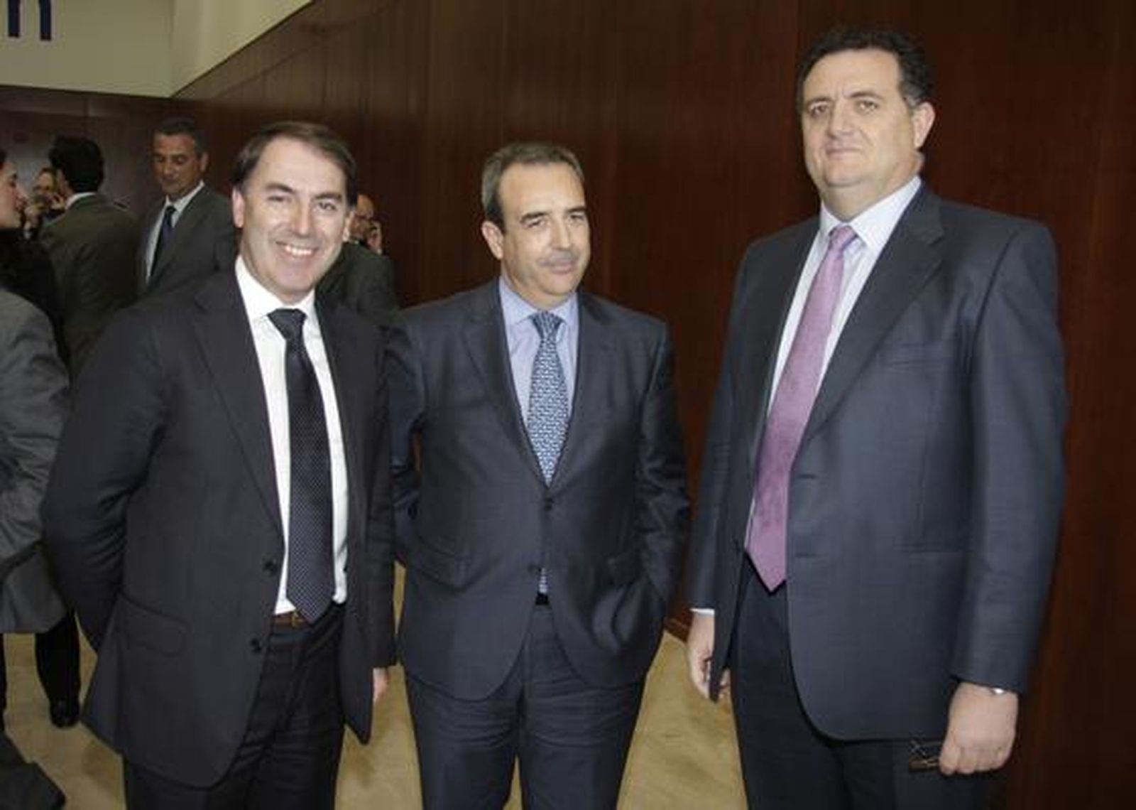 Mariano Muñoz, consejero delegado de Merkamueble, Juan Carlos Fernández, director general del Grupo Joly, y Juan Luis Villanueva, director general de Maderas Polanco. / Reportaje gráfico: Juan Carlos Vázquez y Victoria Hidalgo