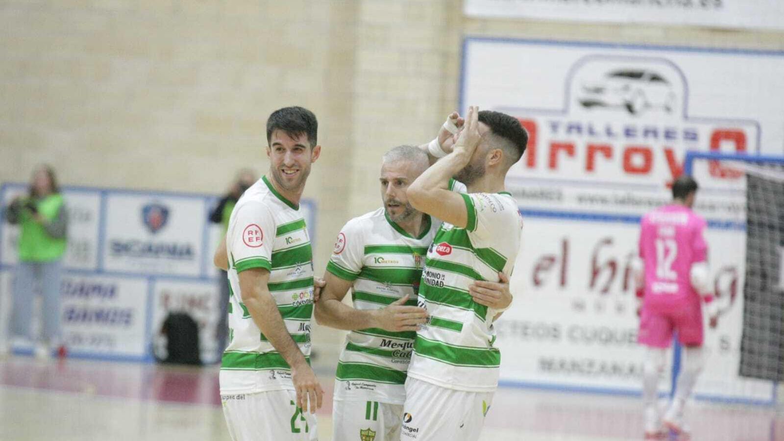 Saura celebra el segundo tanto de los suyos ante el Manzanares.