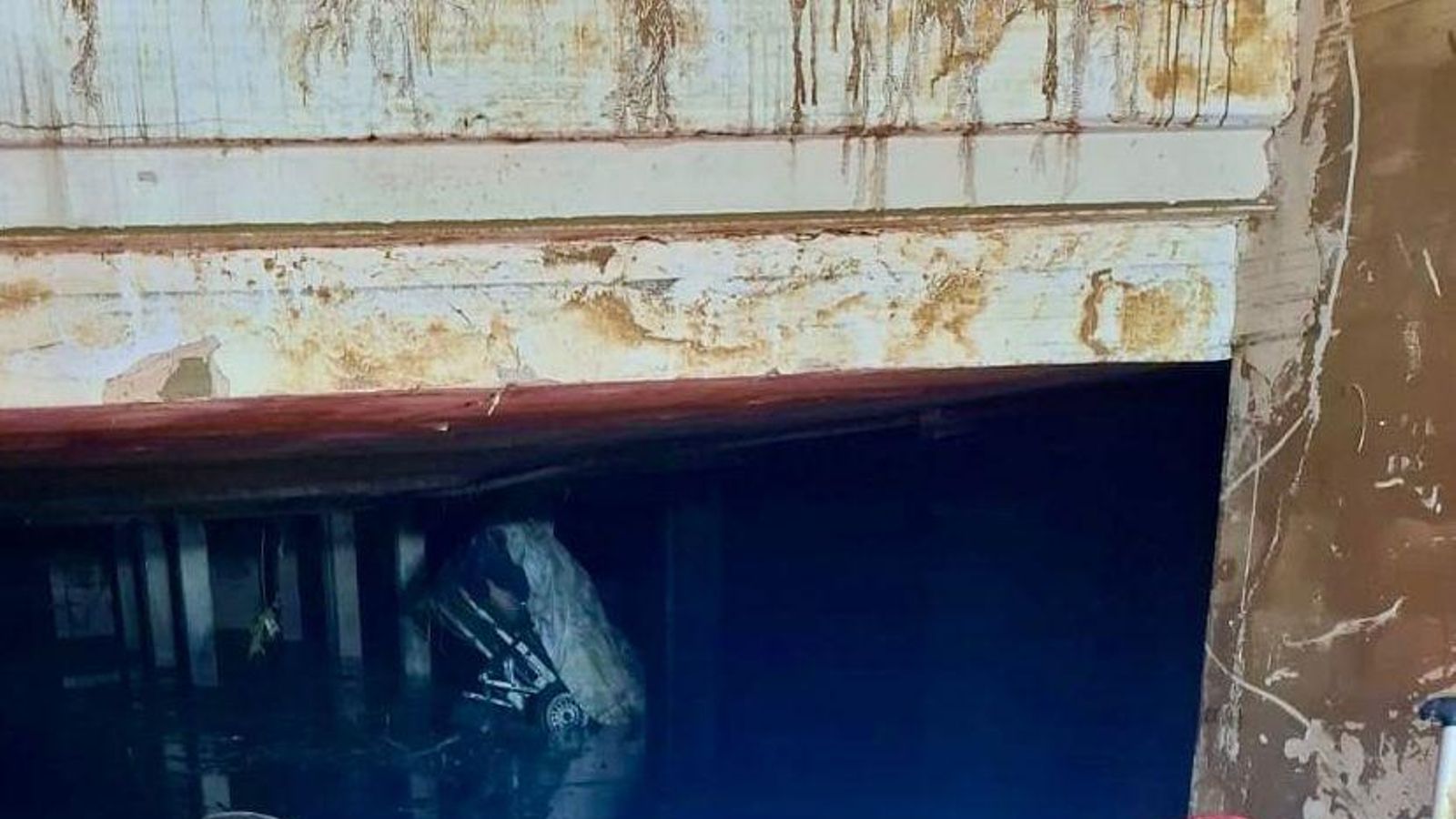 Manuel Blanco con otro compañero en el parking de Catarroja.