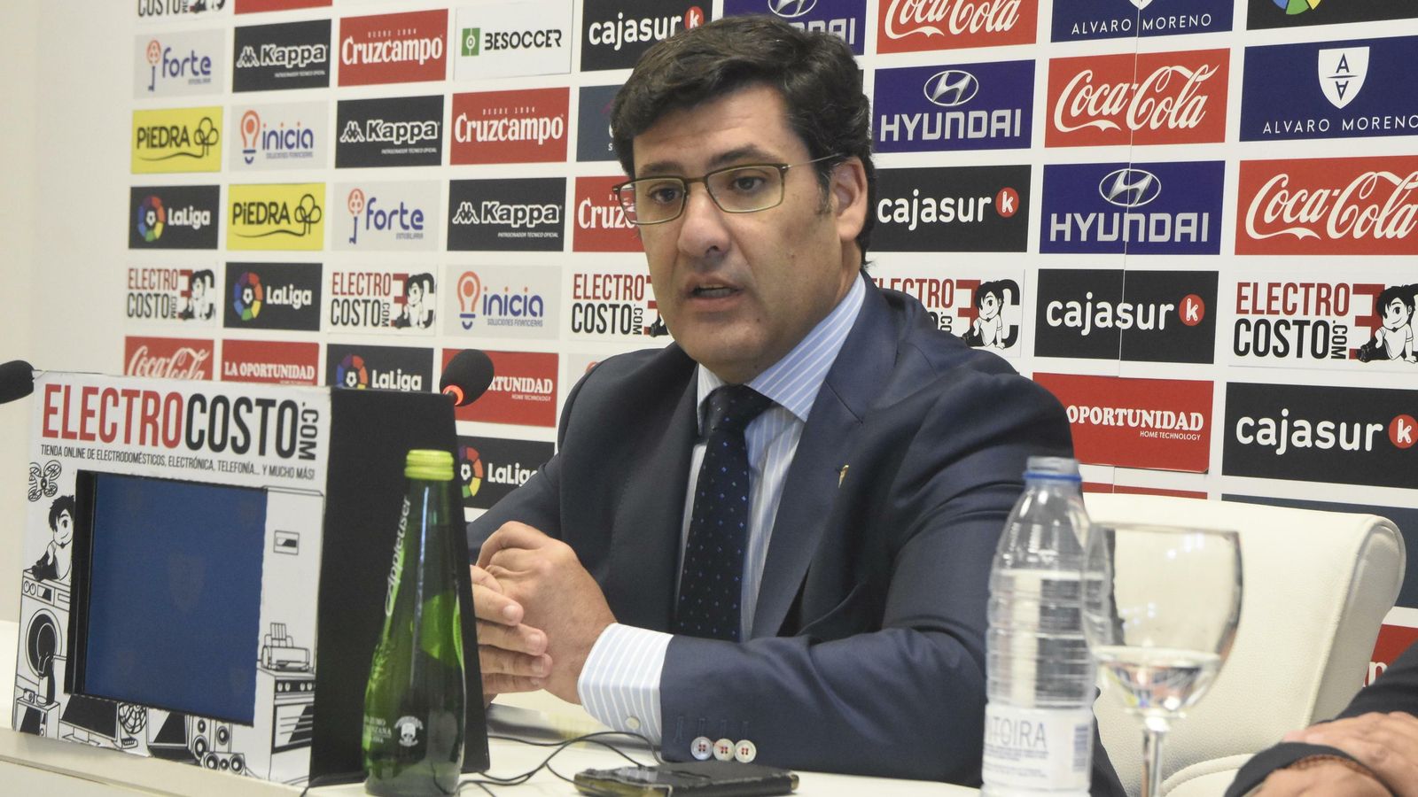 Jesús León se dirige a los medios en una rueda de prensa en el estadio. Jesús León se dirige a los medios en una rueda de prensa en el estadio.