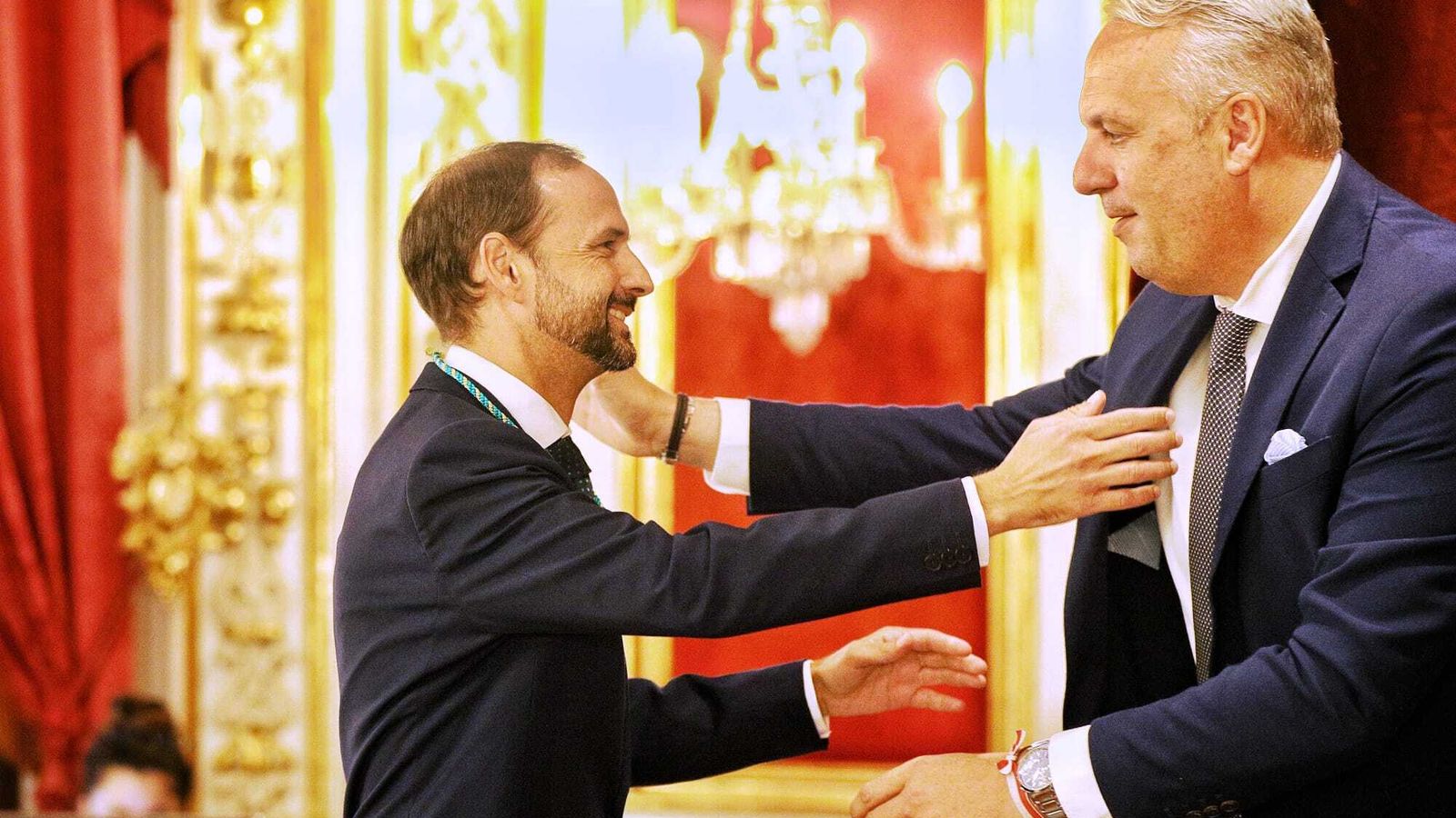 Víctor Mora recibe la felicitación de Ruiz Boix tras tomar posesión de su acta de diputado provincial.