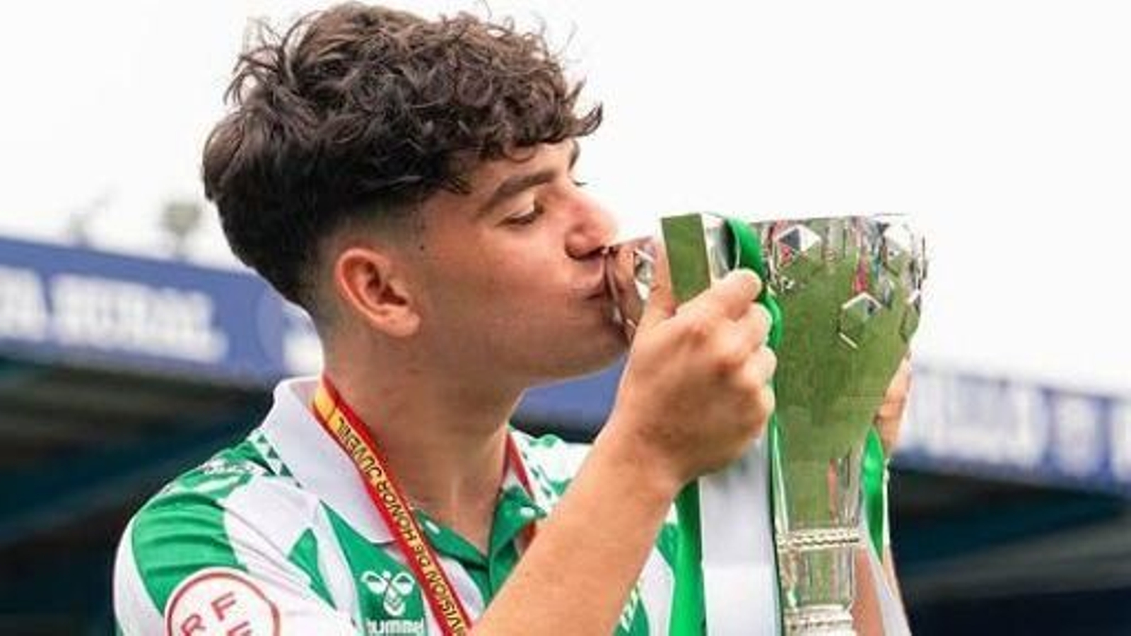 Iván Corralejo con el trofeo de la Copa de Campeones