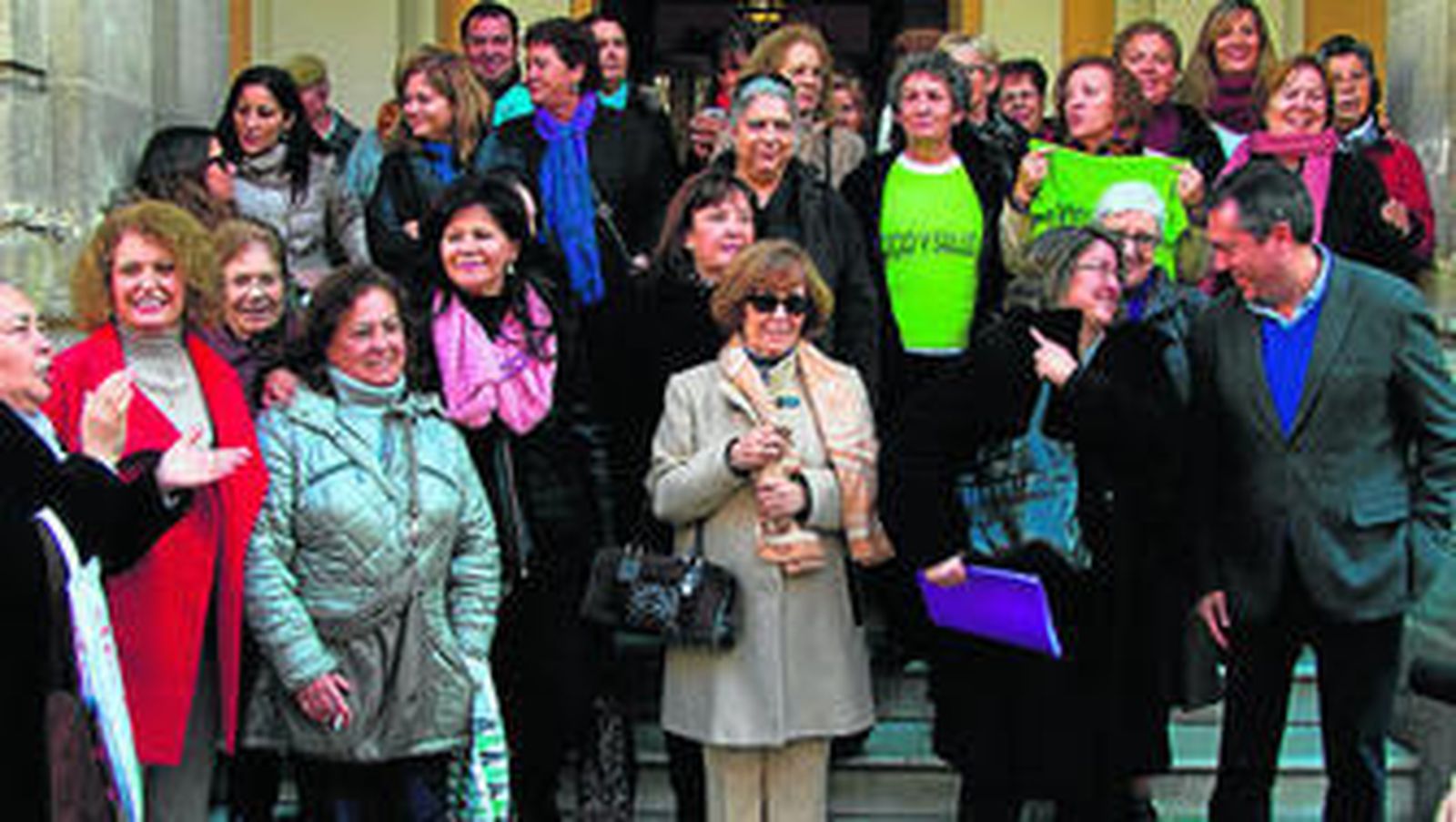 Una de las concentraciones protagonizadas por la asociaciones de mujeres y el grupo socialista municipal.