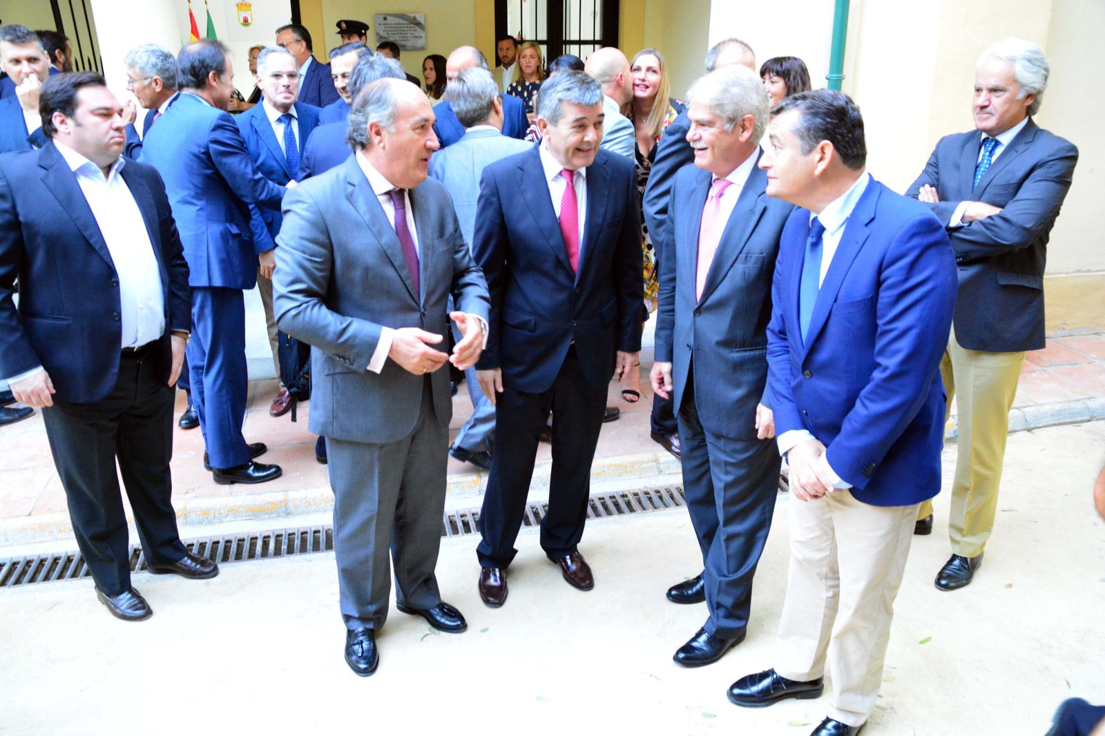 Dastis departe con Fernandez, Landaluce y Sanz, antes de entrar en la sede de la Mancomunidad de municipios, ayer.