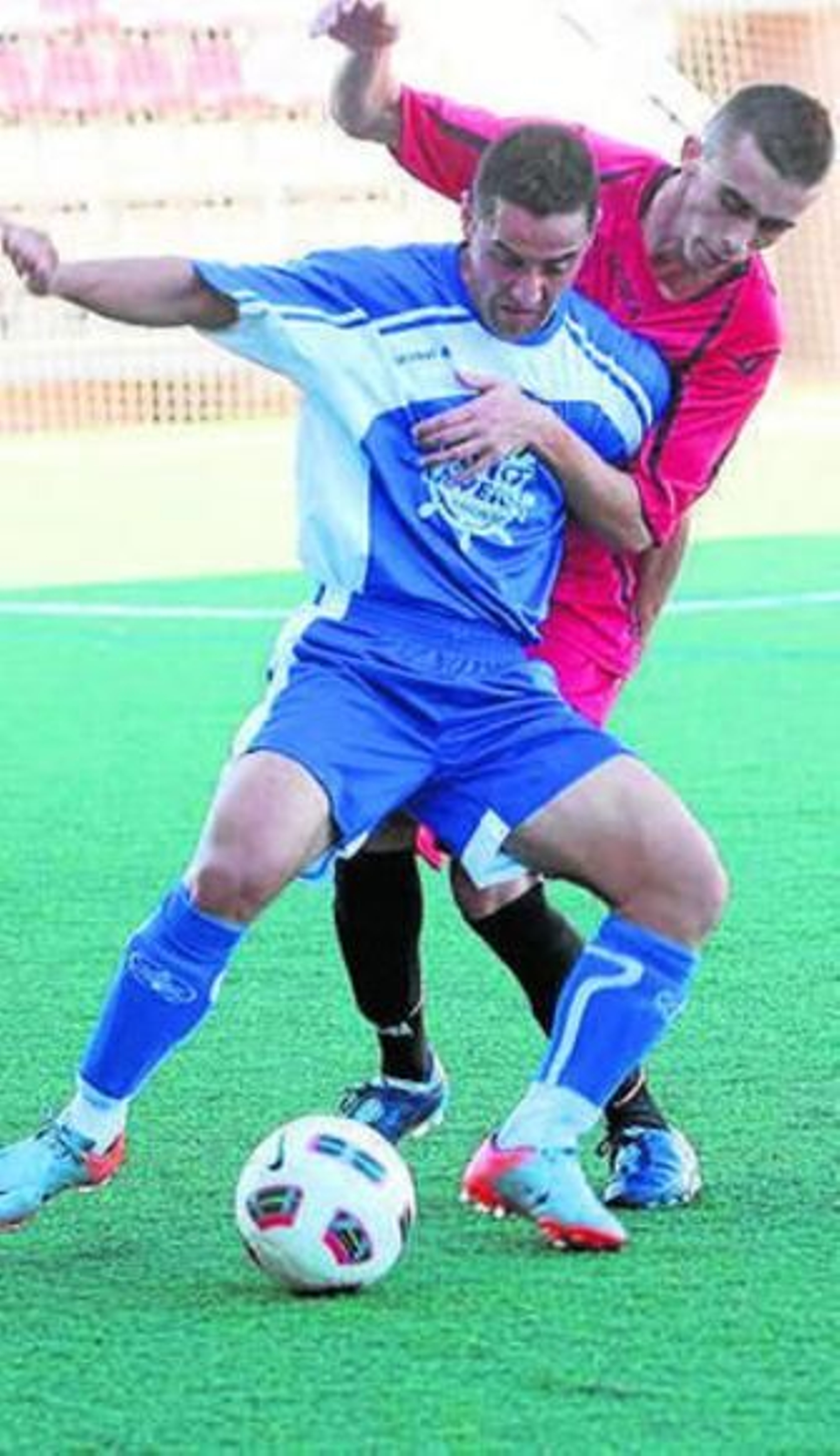 Jugador del Canela con un rival.