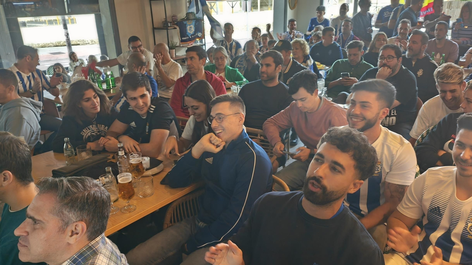 Aficionados del Recreativo de Huelva se reúnen para ver el  Recreativo de Huelva y la Gimnástica Segoviana