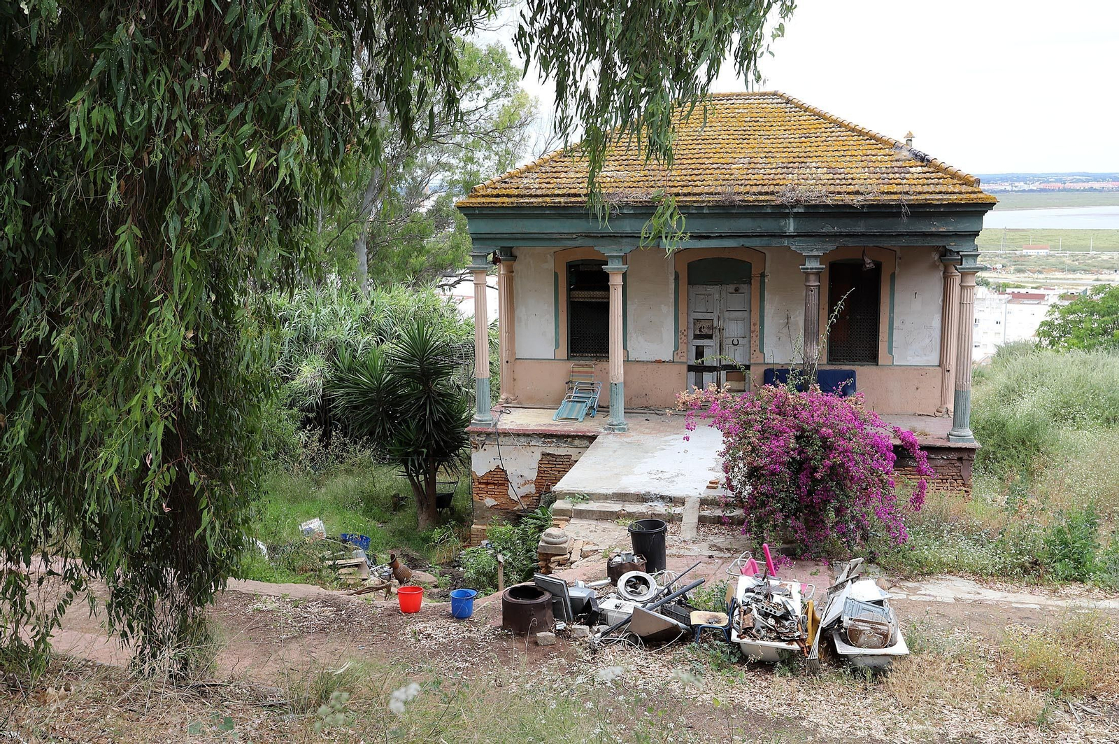 Imágenes del lamentable estado en el que se encuentra la casa  Villa Rosa en el conquero