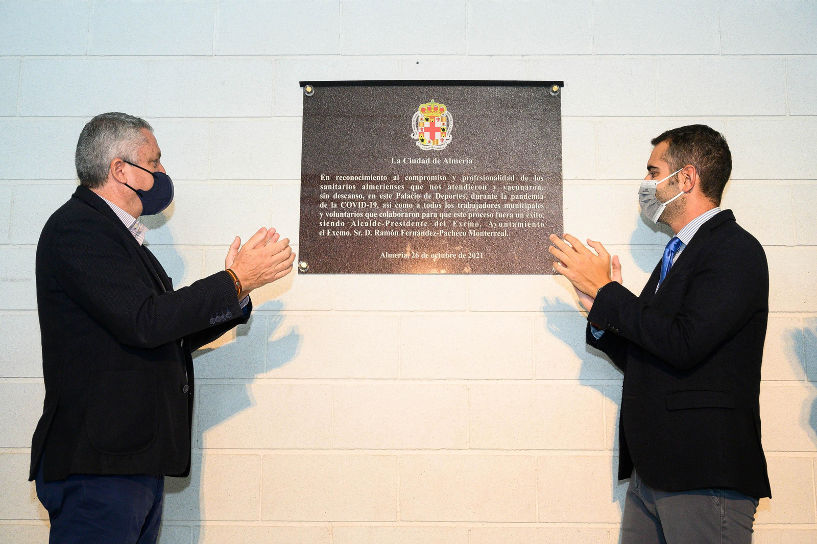 El alcalde y el delegado de Salud muestran la placa.