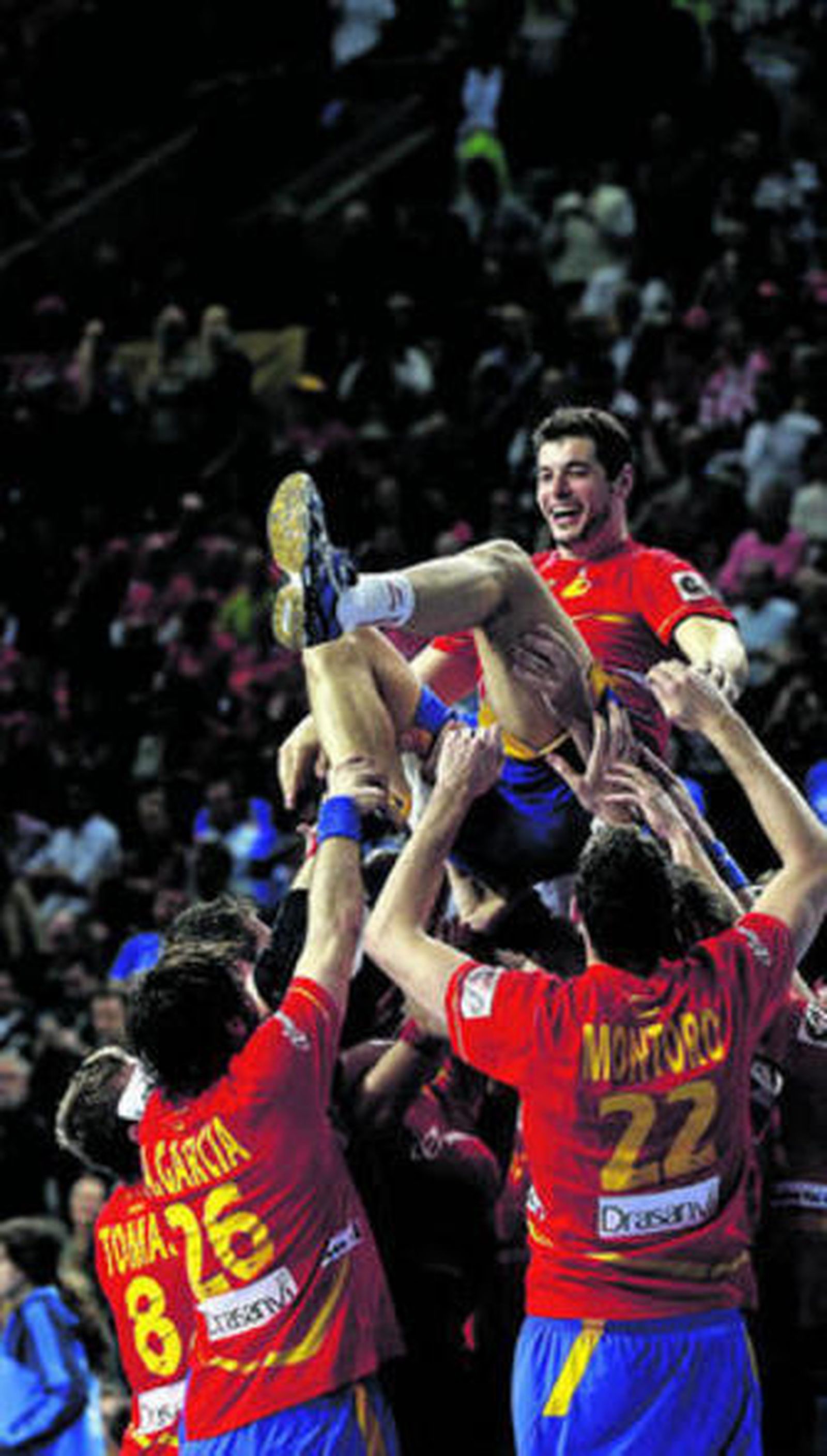 Los jugadores de la selección mantean a Alberto Entrerríos en su adiós al equipo nacional.