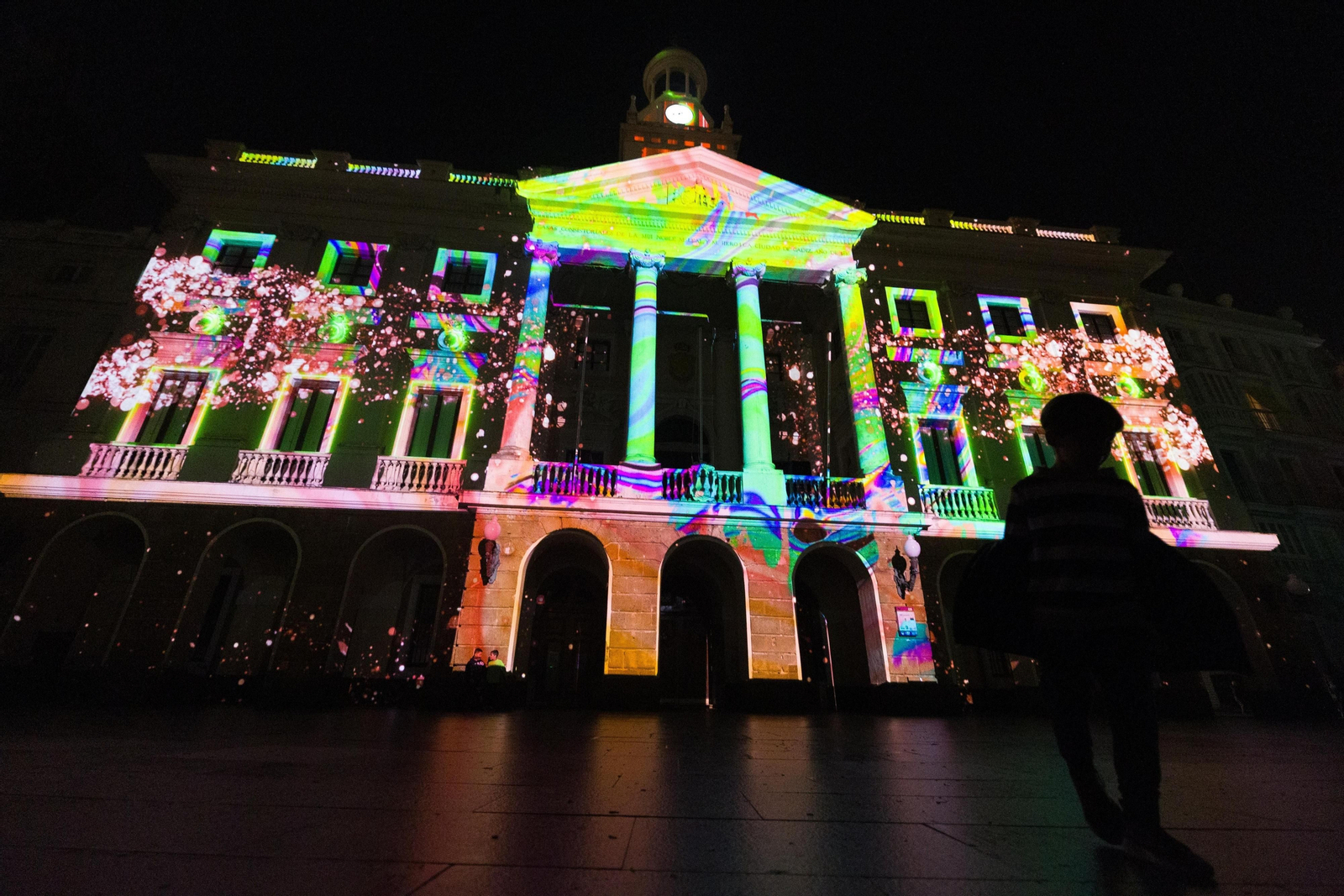 Navidad en Cádiz 2023: Las imágenes del 'mapping', el espectáculo audiovisual en la fachada del Ayuntamiento