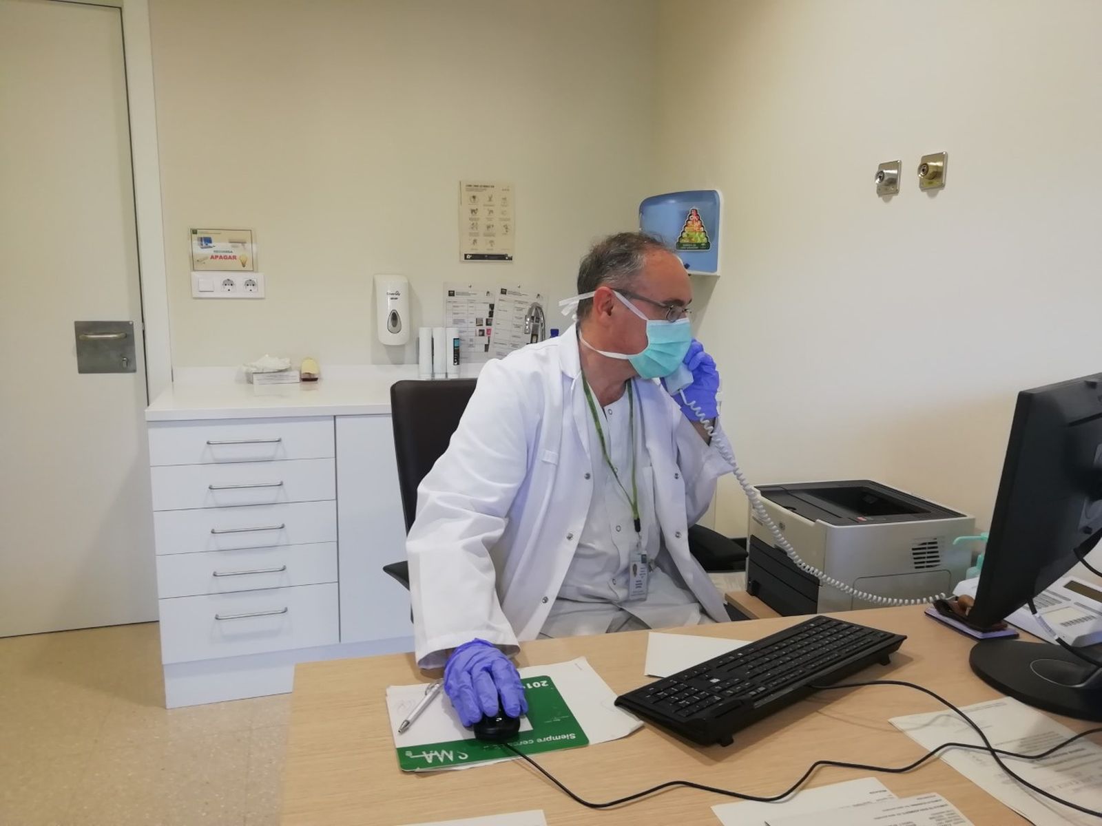 Foto de archivo de un médico atendiendo una llamada.