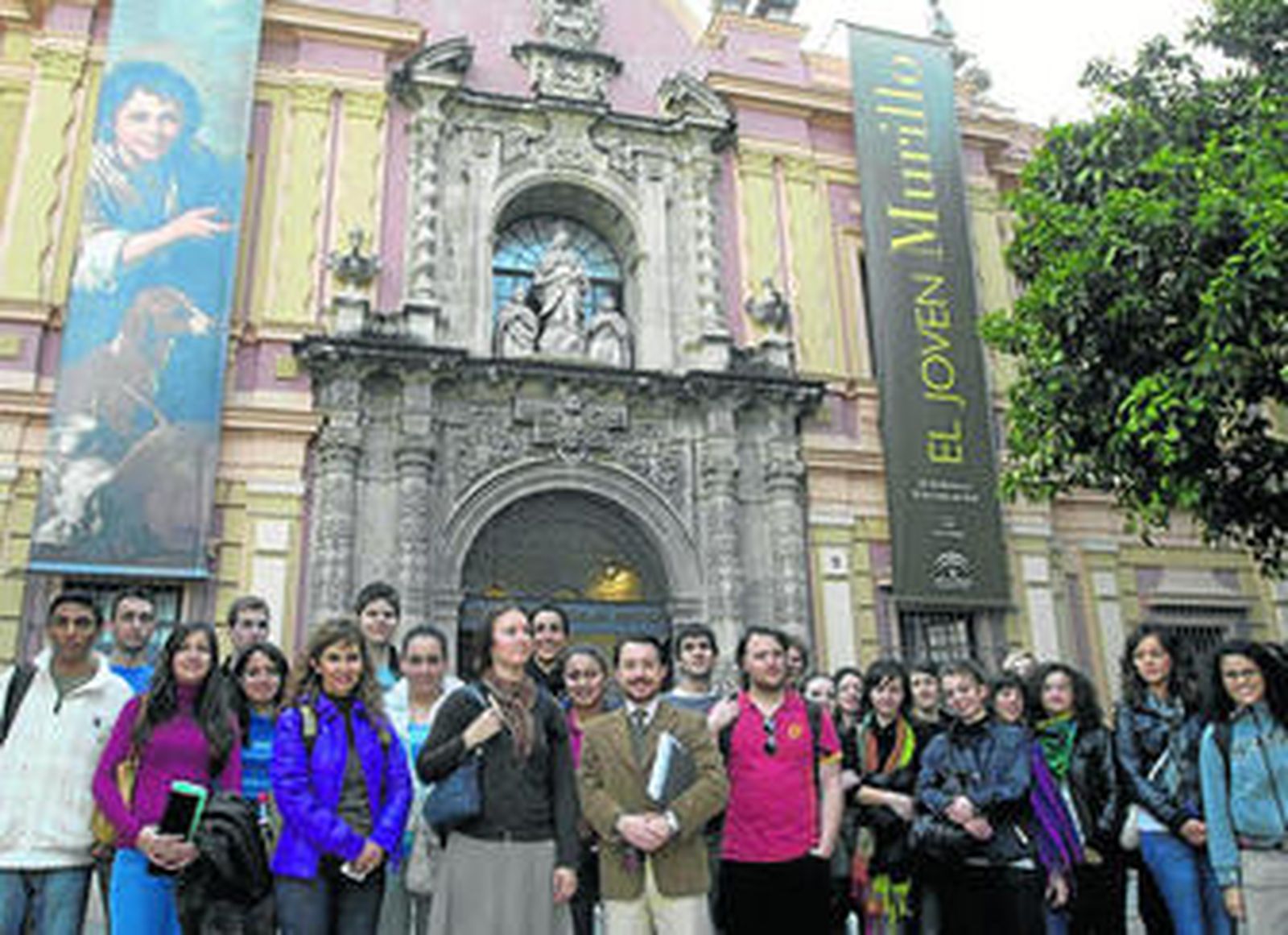 El grupo de estudiantes extranjeros en su última visita guiada al Museo de Bellas Artes de Sevilla.