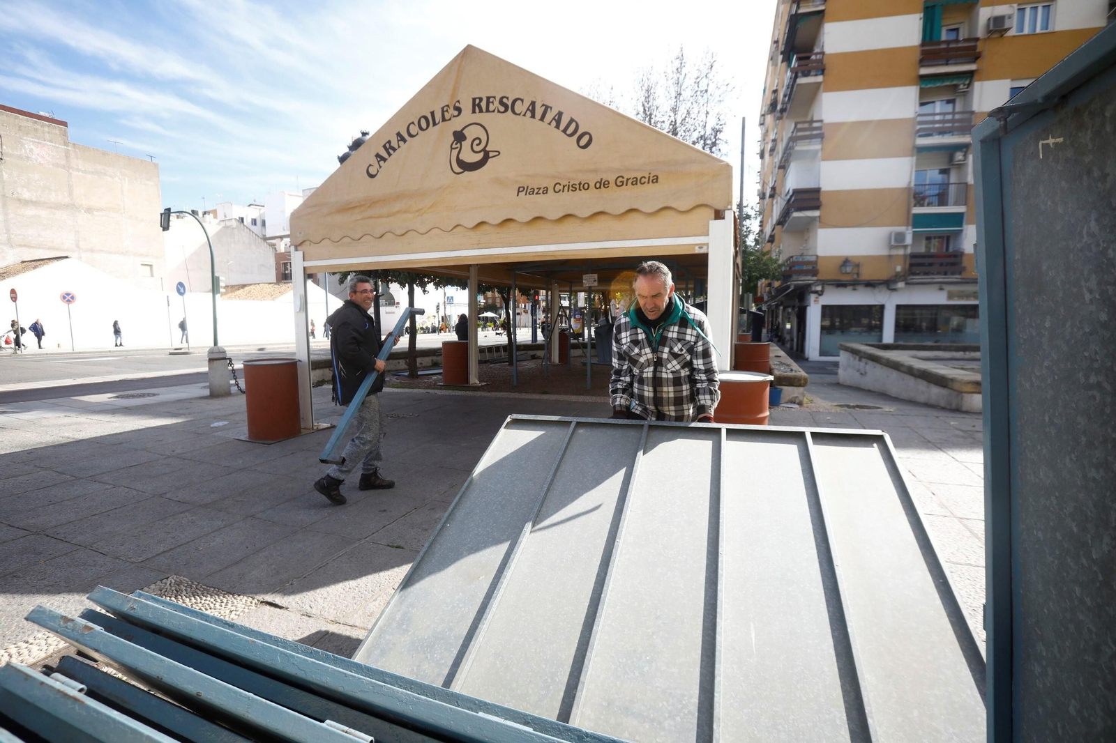 La instalación de los puestos de caracoles de Córdoba, en imágenes