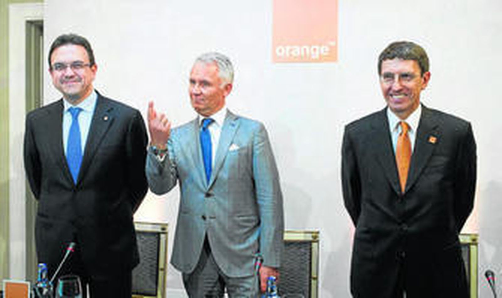 El director financiero de Orange España, Federico Colom; el consejero delegado adjunto y responsable de operaciones en Europa de Orange, Gervais Pellisier; y el consejero delegado de Orange España, Jean Marc Vignolles.
